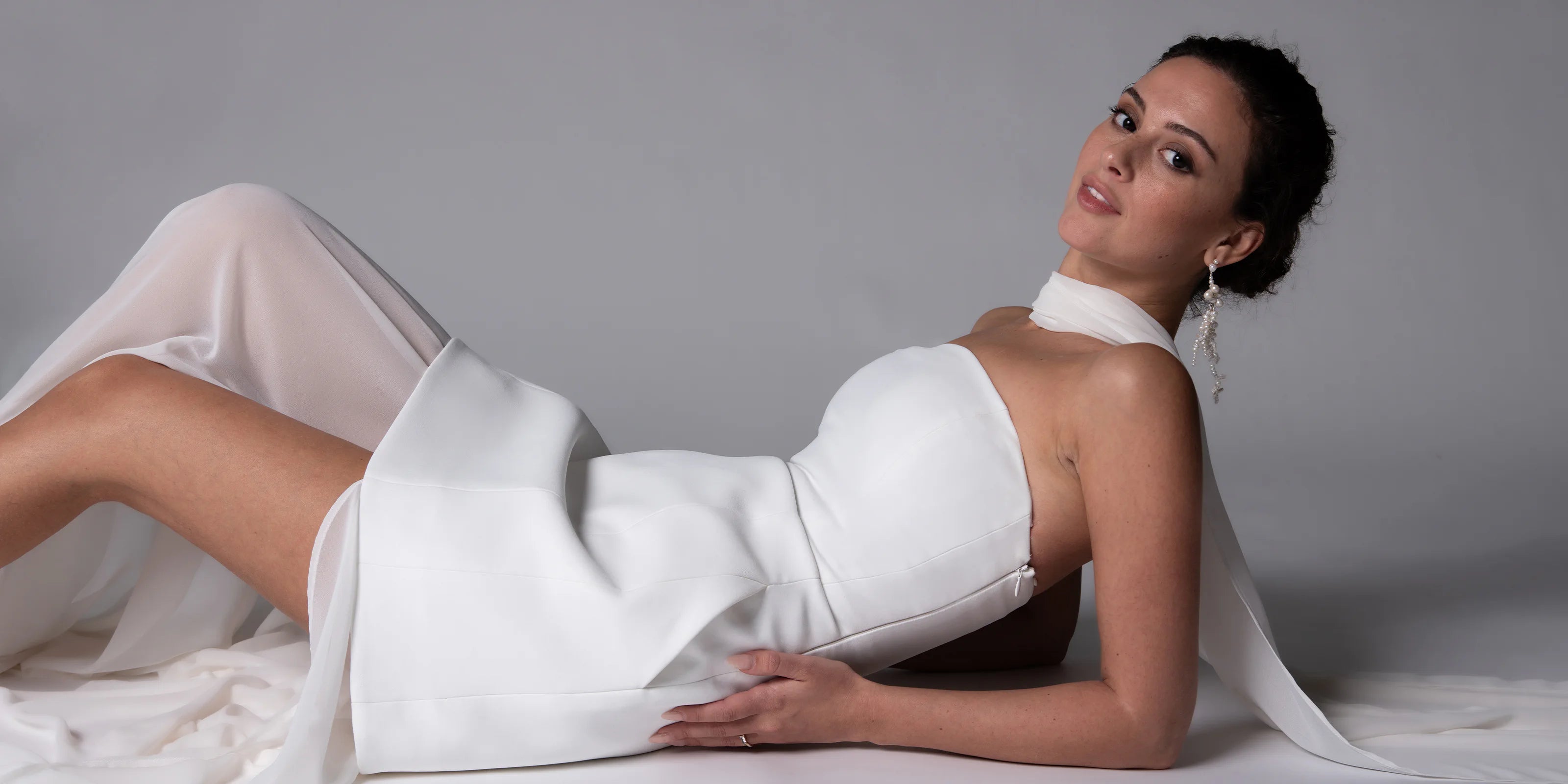 Modernes kurzes Brautkleid mit Brautschal und Chiffonrock PIQYOURDRESS