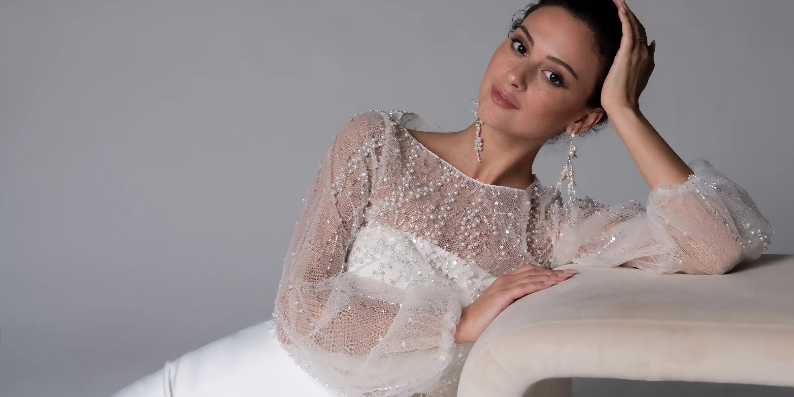 Brautoberteil aus Tüll mit Perlen und Pailletten Applikationen und Brautrock aus Satin