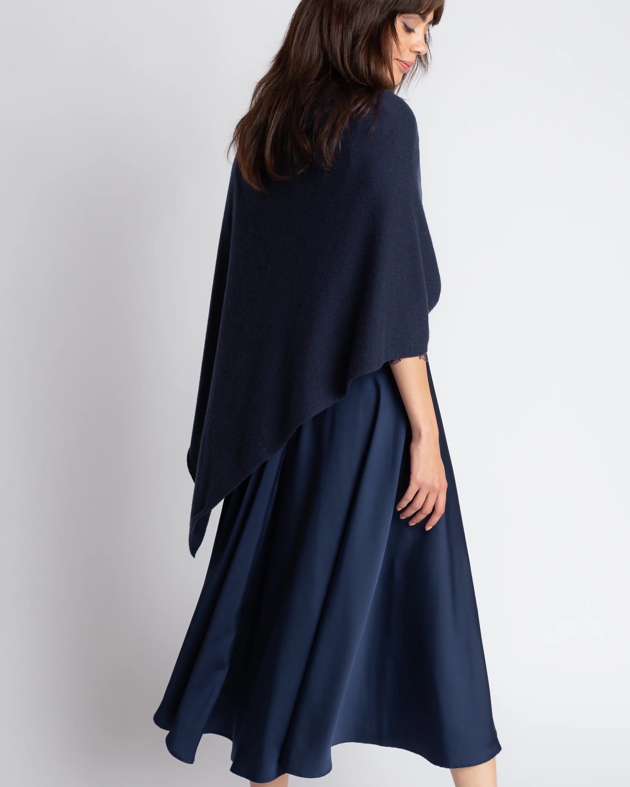 Poncho in dunkelblau Ansicht hinten