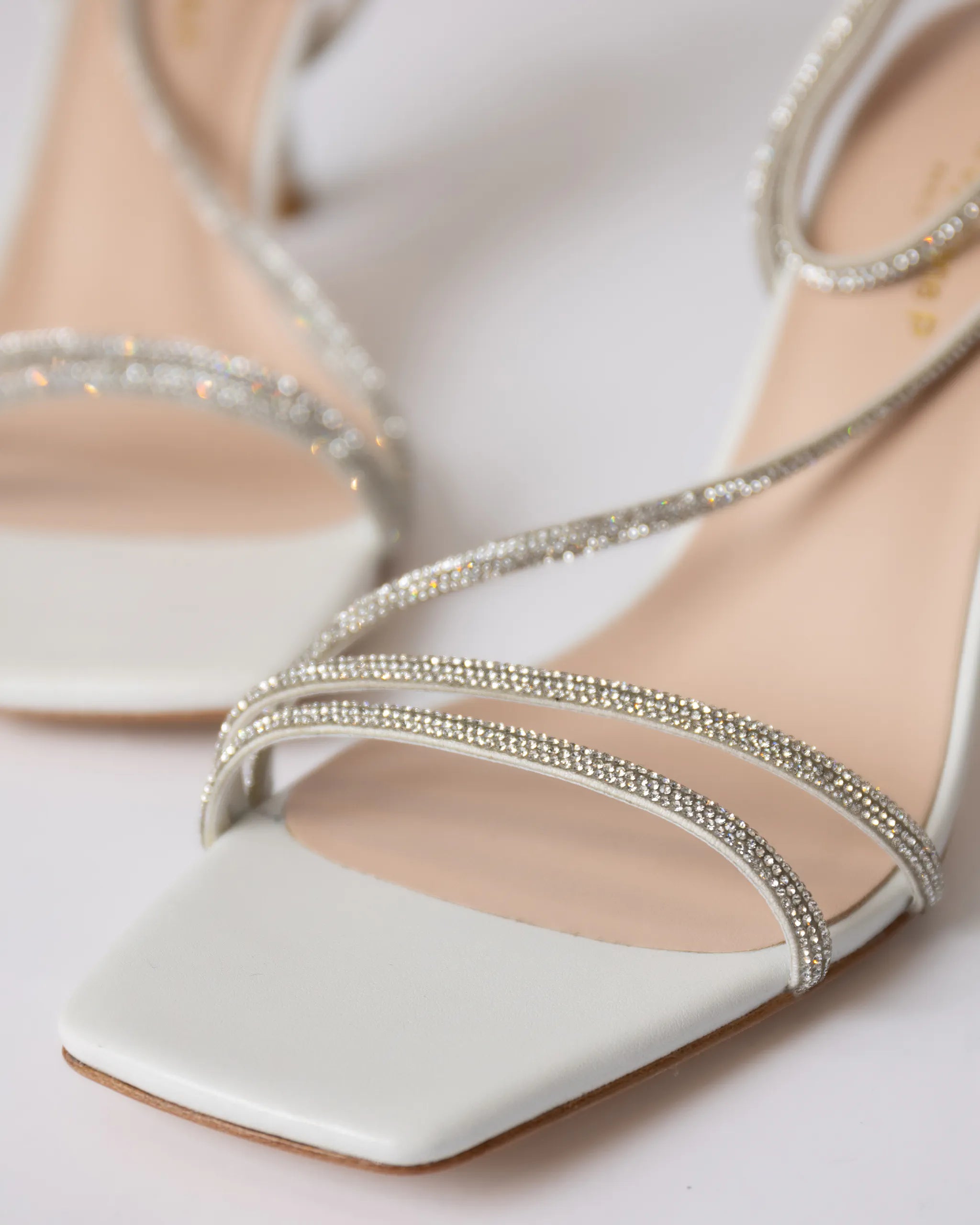 Braut Riemchensandalen mit feinen Kristallen in Ivory Detailansicht