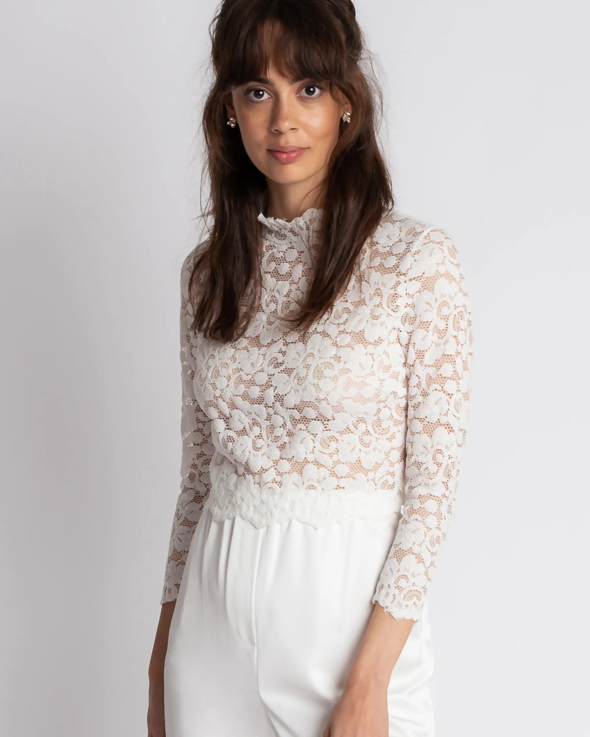 Braut Crop Top mit Stehkragen aus Boho Spitze Ansicht vorne