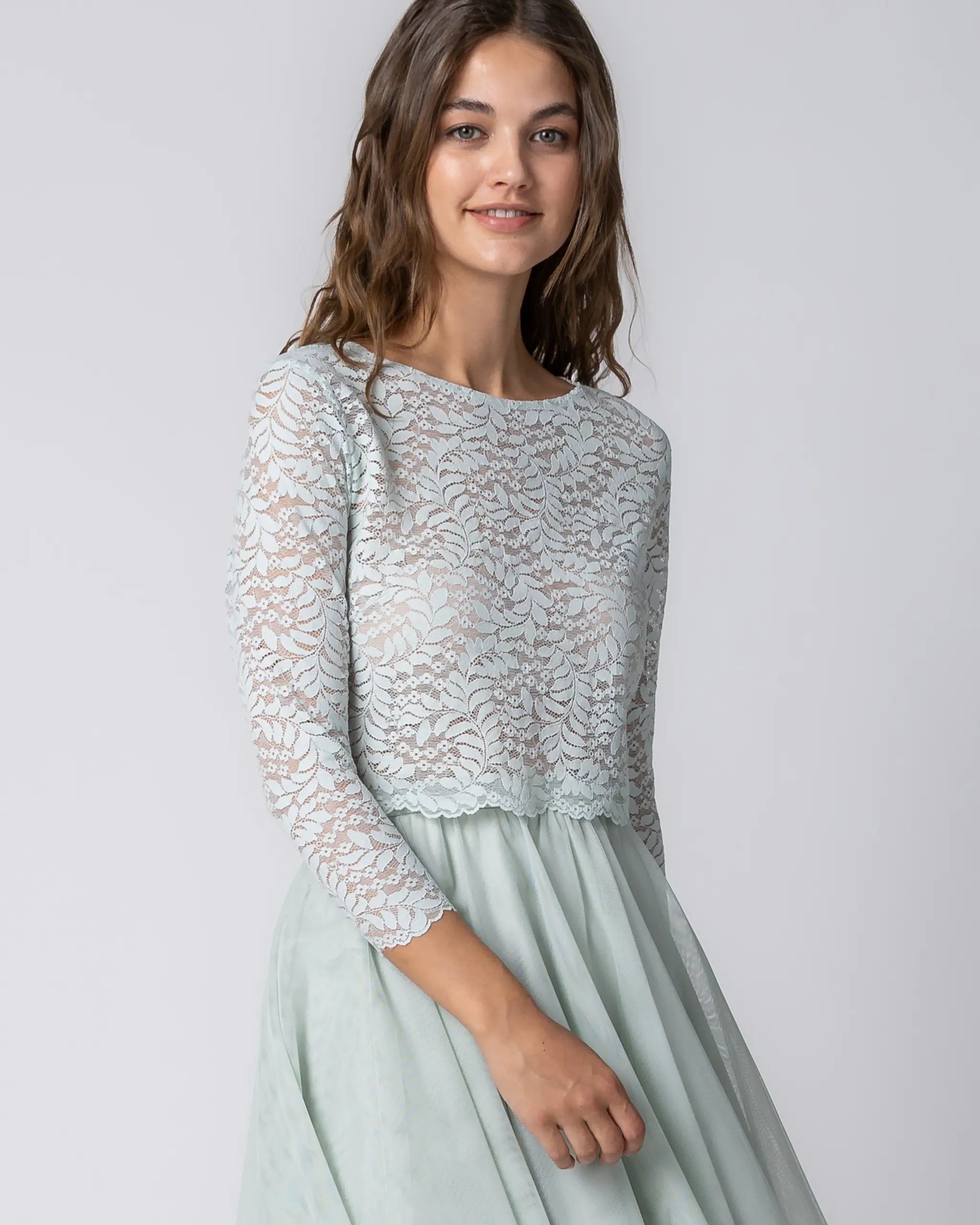 Crop Top aus floraler Spitze mit 3/4 Ärmeln in salbeigrün Ansicht vorne