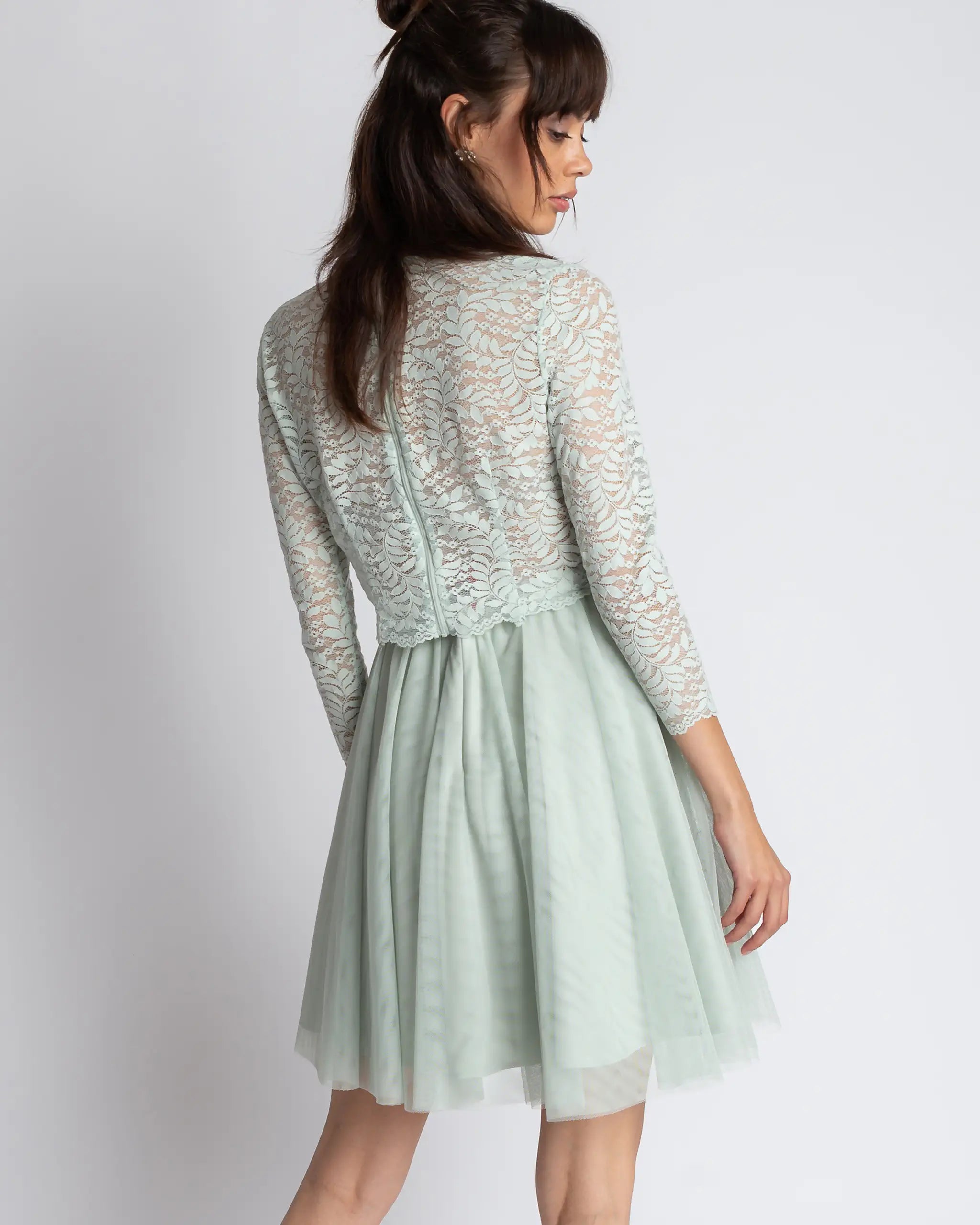 Crop Top aus floraler Spitze mit 3/4 Ärmeln in salbeigrün Ansicht hinten