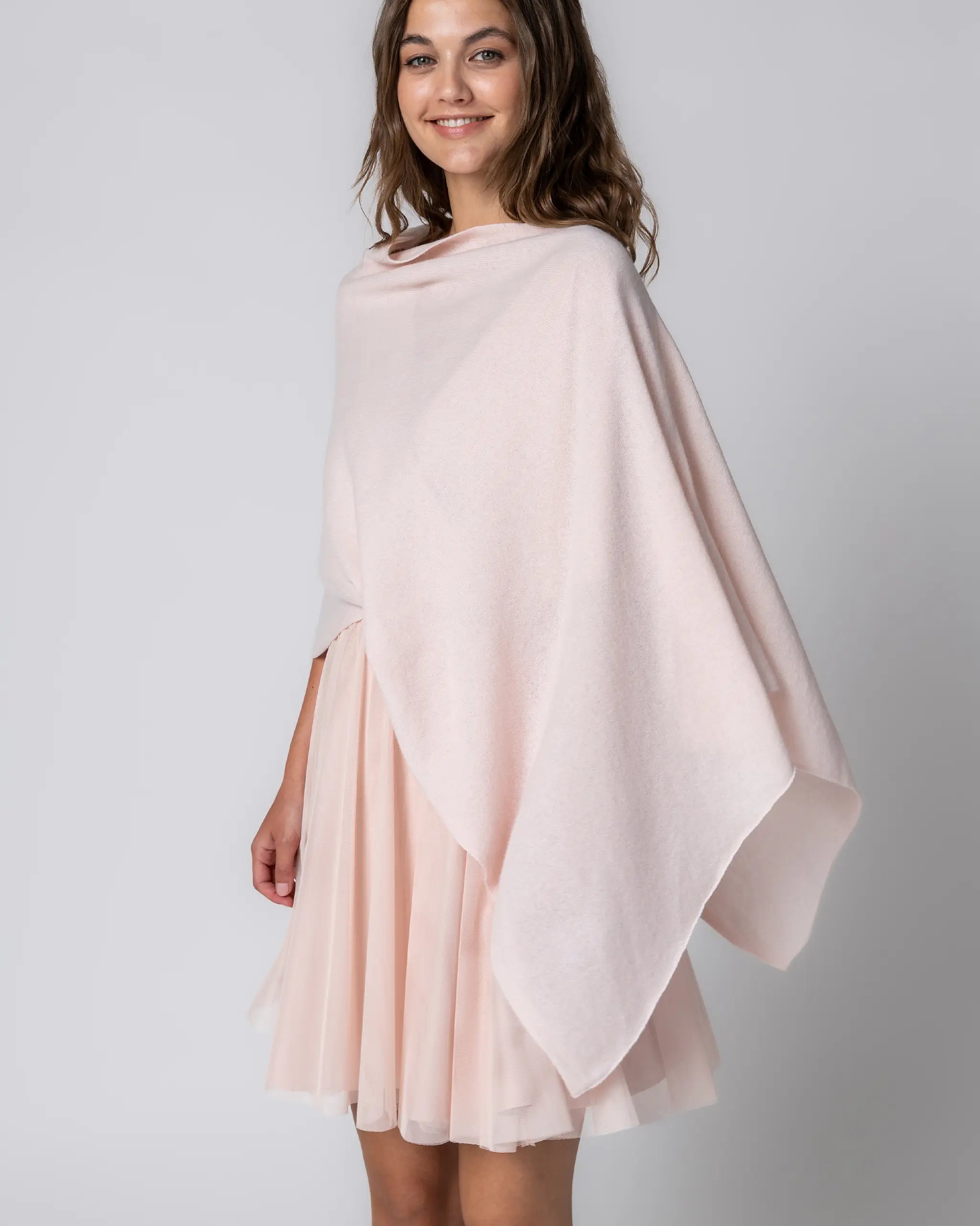 Rosa Brautjungfern Zweiteiler mit Strickponcho und kurzem Tüllrock