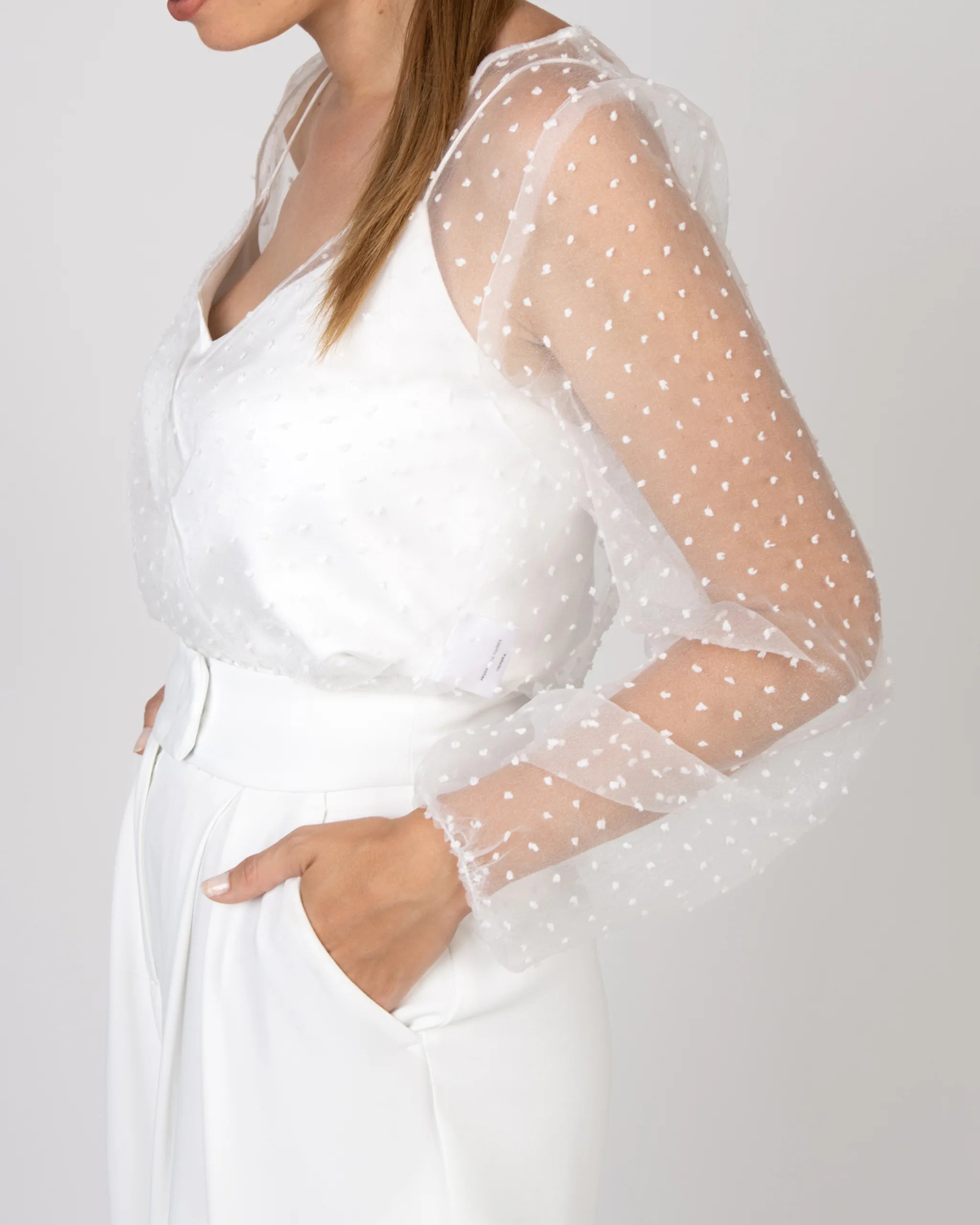 Braut Organza Bluse mit feinen Punkten und langen Ärmeln Detailansicht seitlich