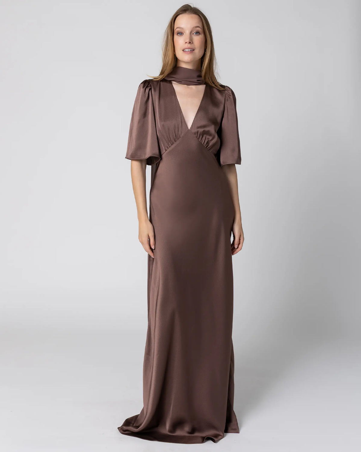 Kurzarm Abendkleid mit V-Ausschnitt in braun kombiniert mit Schal - Ansicht vorne
