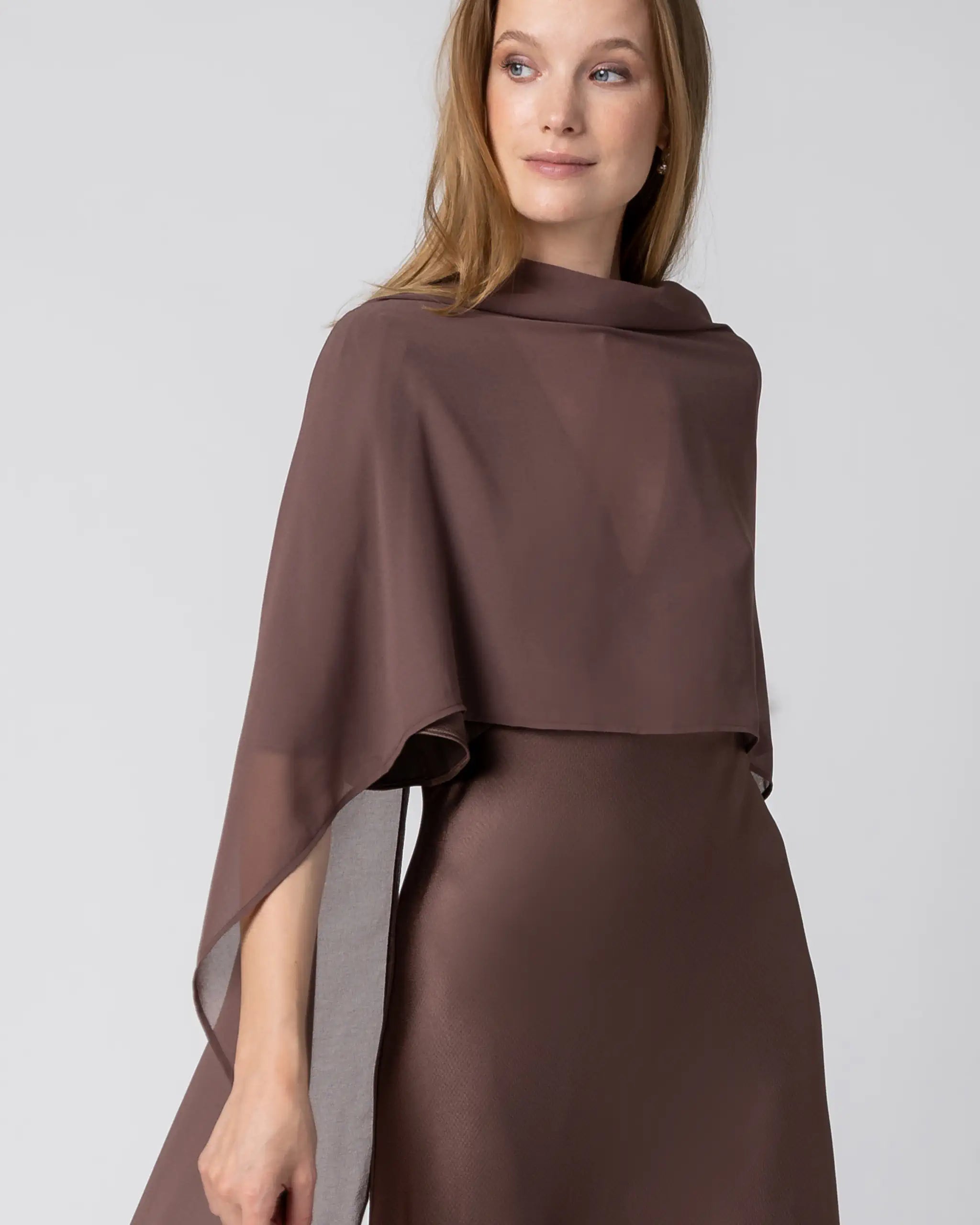 Schal aus Chiffon in braun als Cape getragen - Detailansicht 
