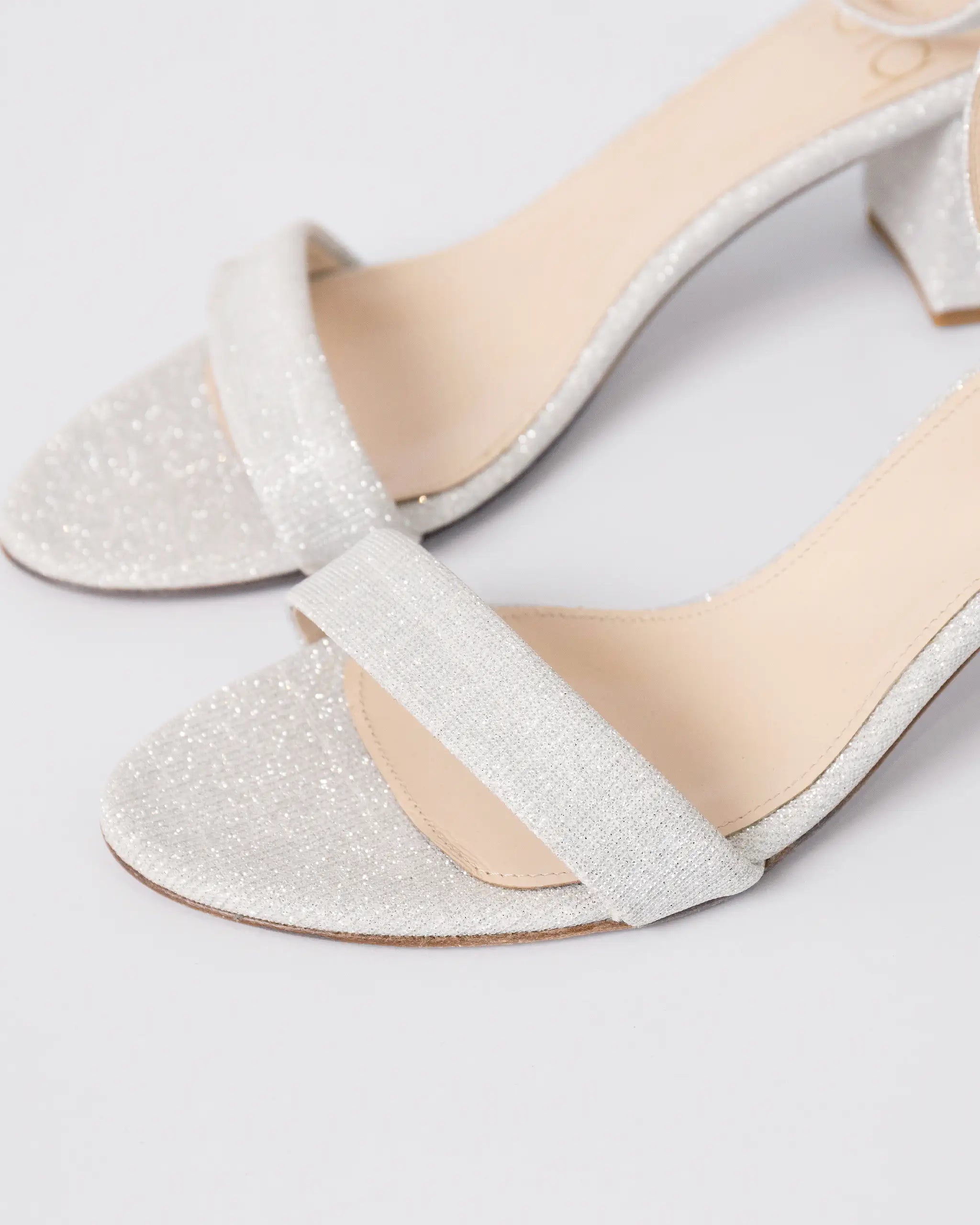 Sandalen mit Blockabsatz aus Glitzergewebe in Silber Detailansicht