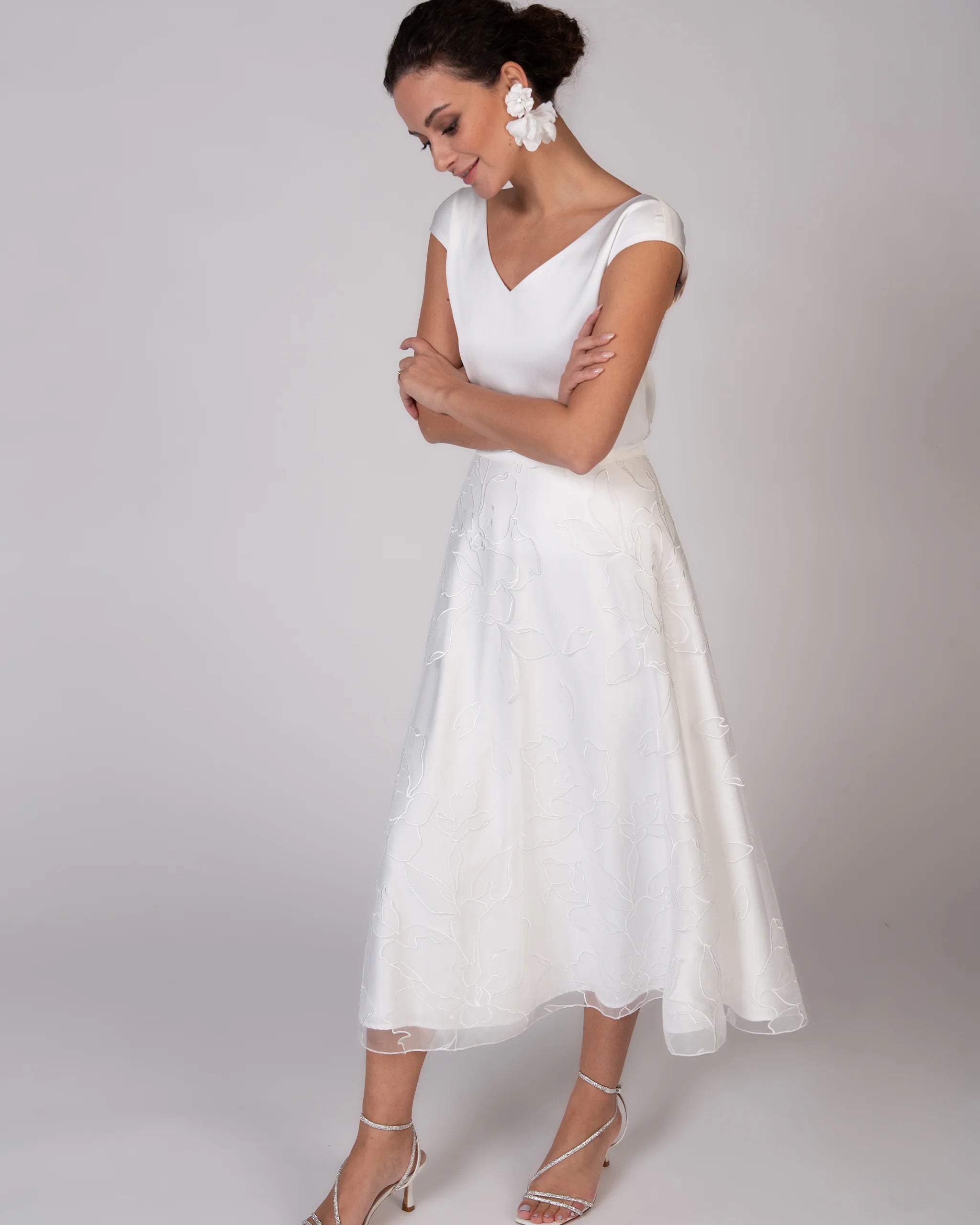 Wadenlanger Braut Tüllrock mit grossen Blüten bestickt seitlich