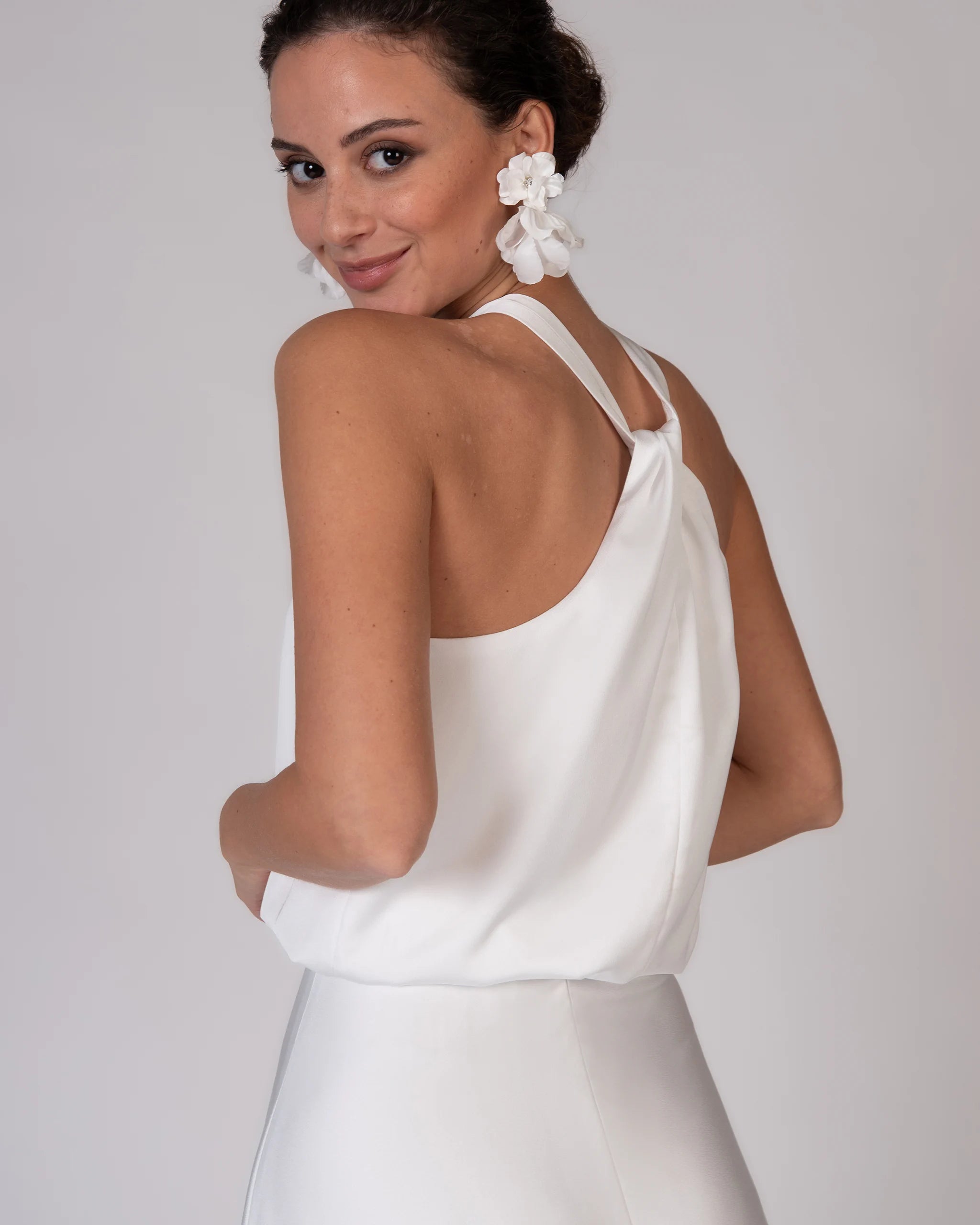 Eleganter Brautkleid Zweiteiler im Satin Look mit Neckholder Top und bodenlangem Rock - Detailansicht