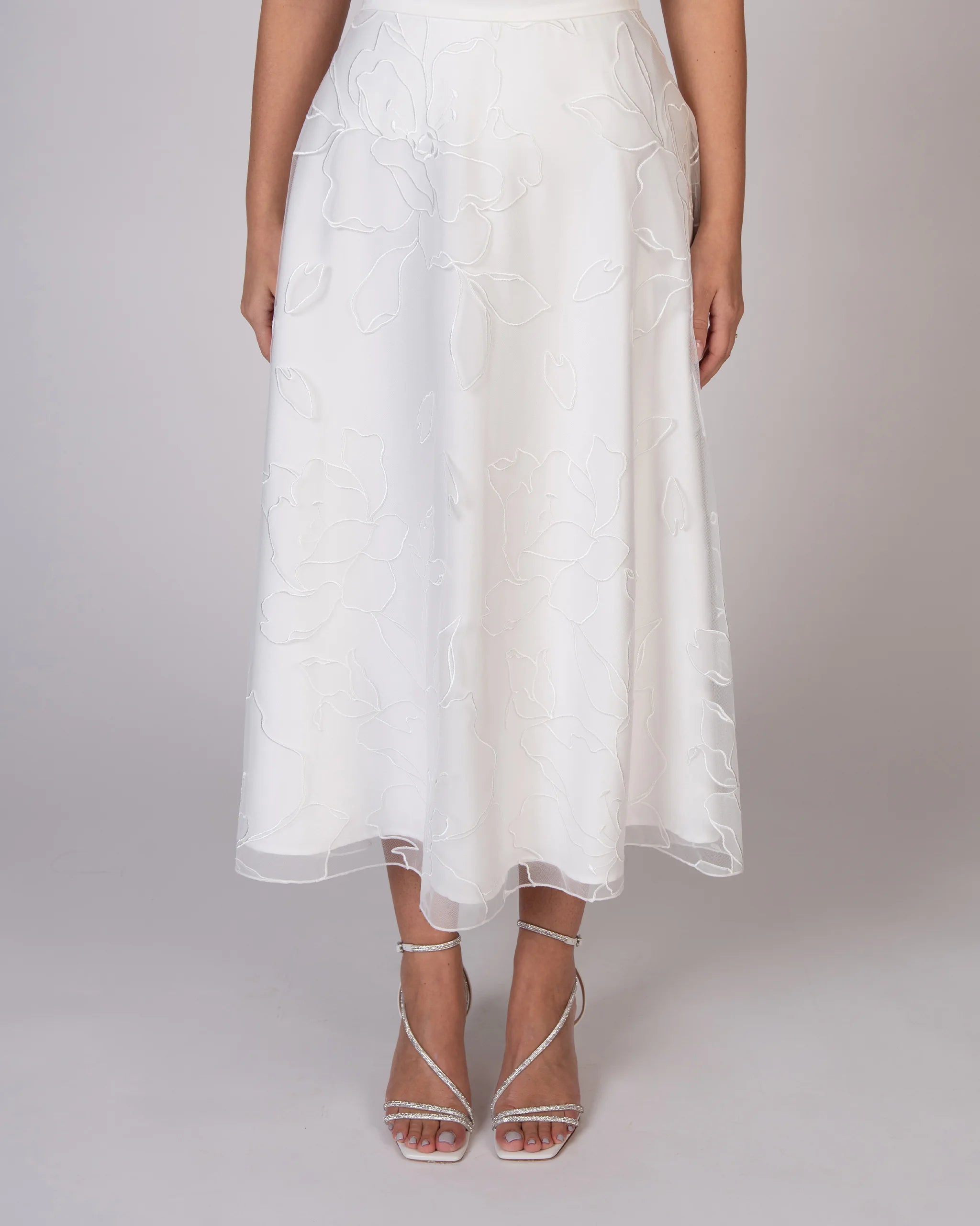 Schlichtes und wadenlanges Brautkleid für das Standesamt mit Blumenrock - Detailansicht Rock