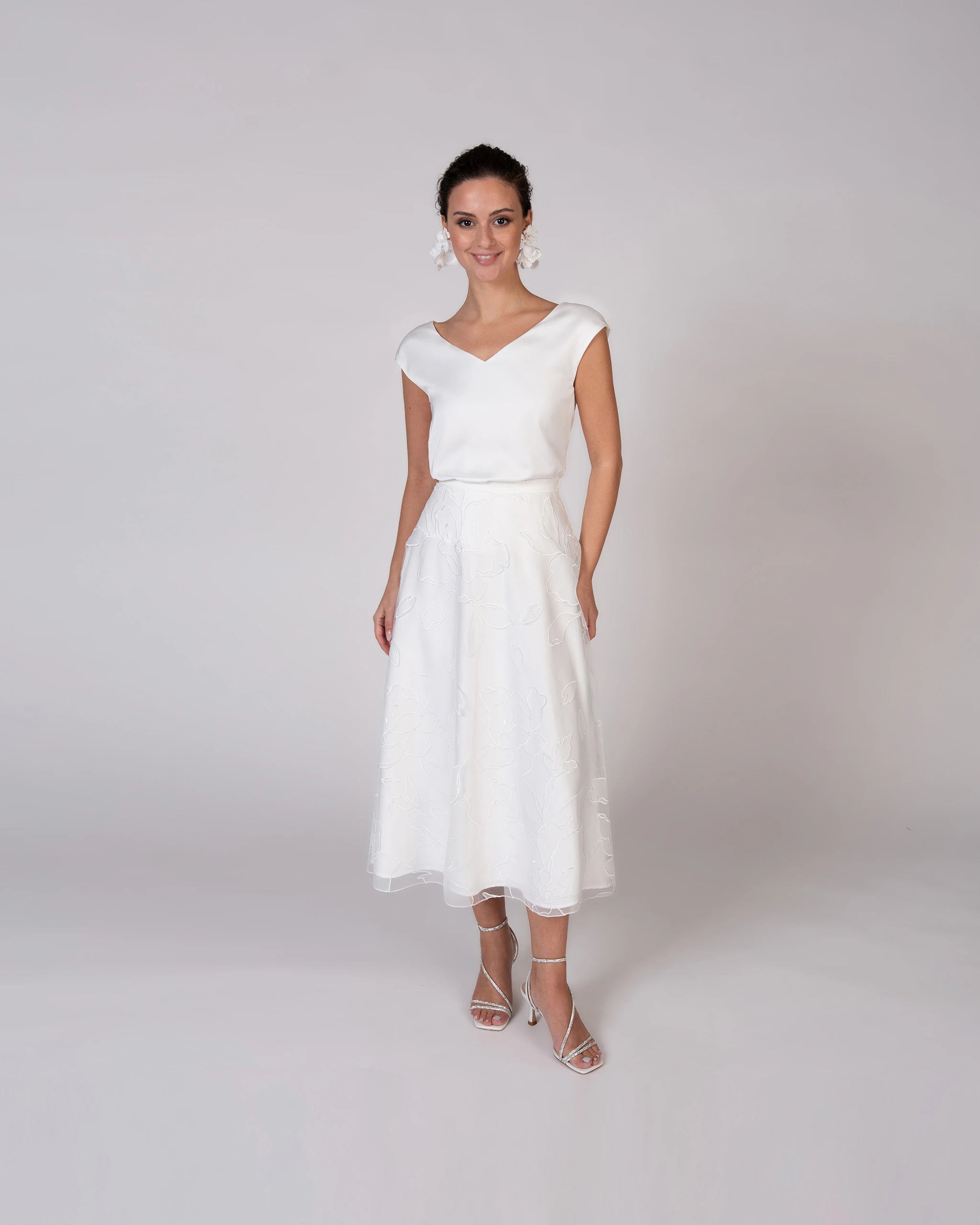 Schlichtes und wadenlanges Brautkleid für das Standesamt mit Blumenrock - Ansicht vorne