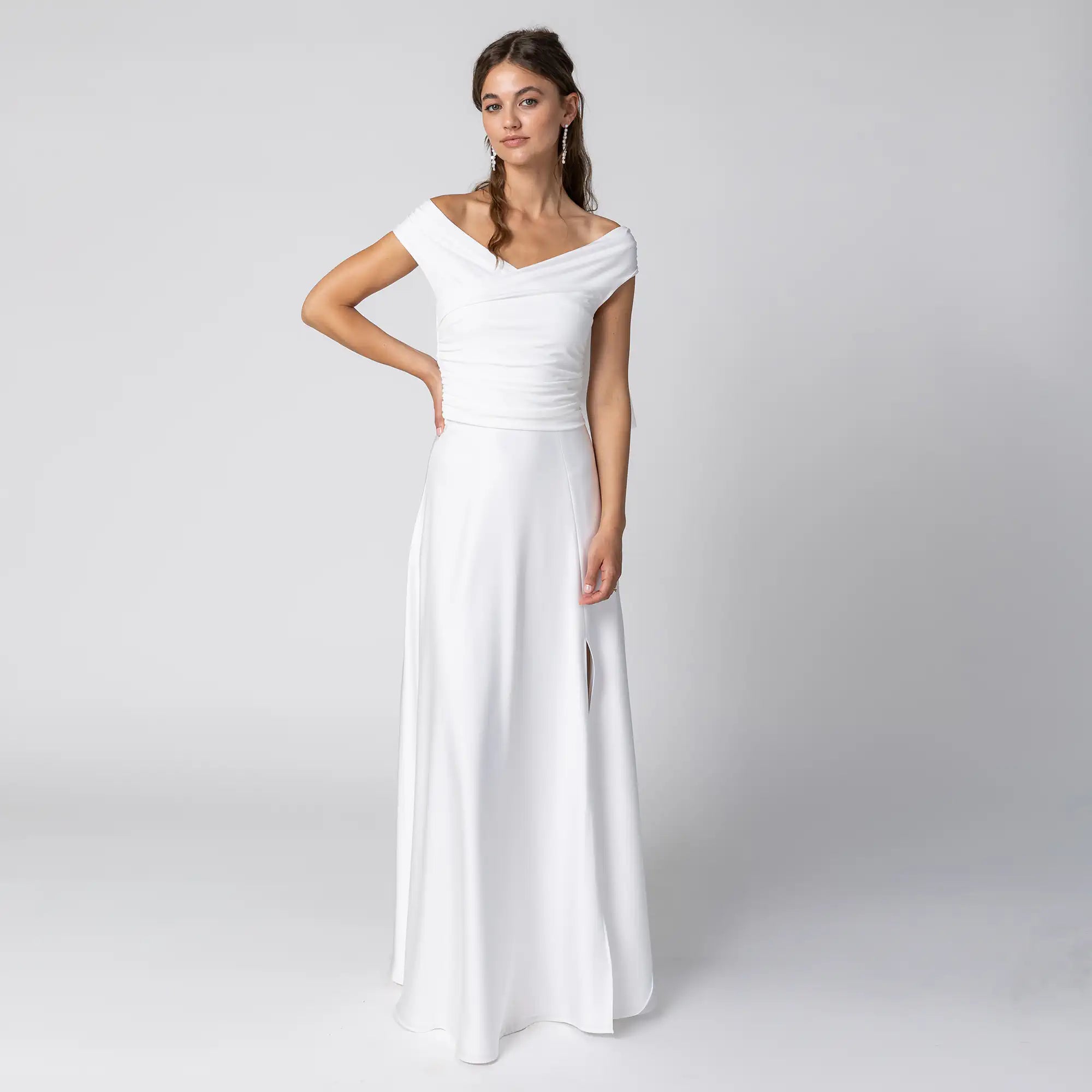 Schlichtes Brautkleid von PIQYOURDRESS mit bodenlangem Satinrock und Braut Top im Studio fotografiert