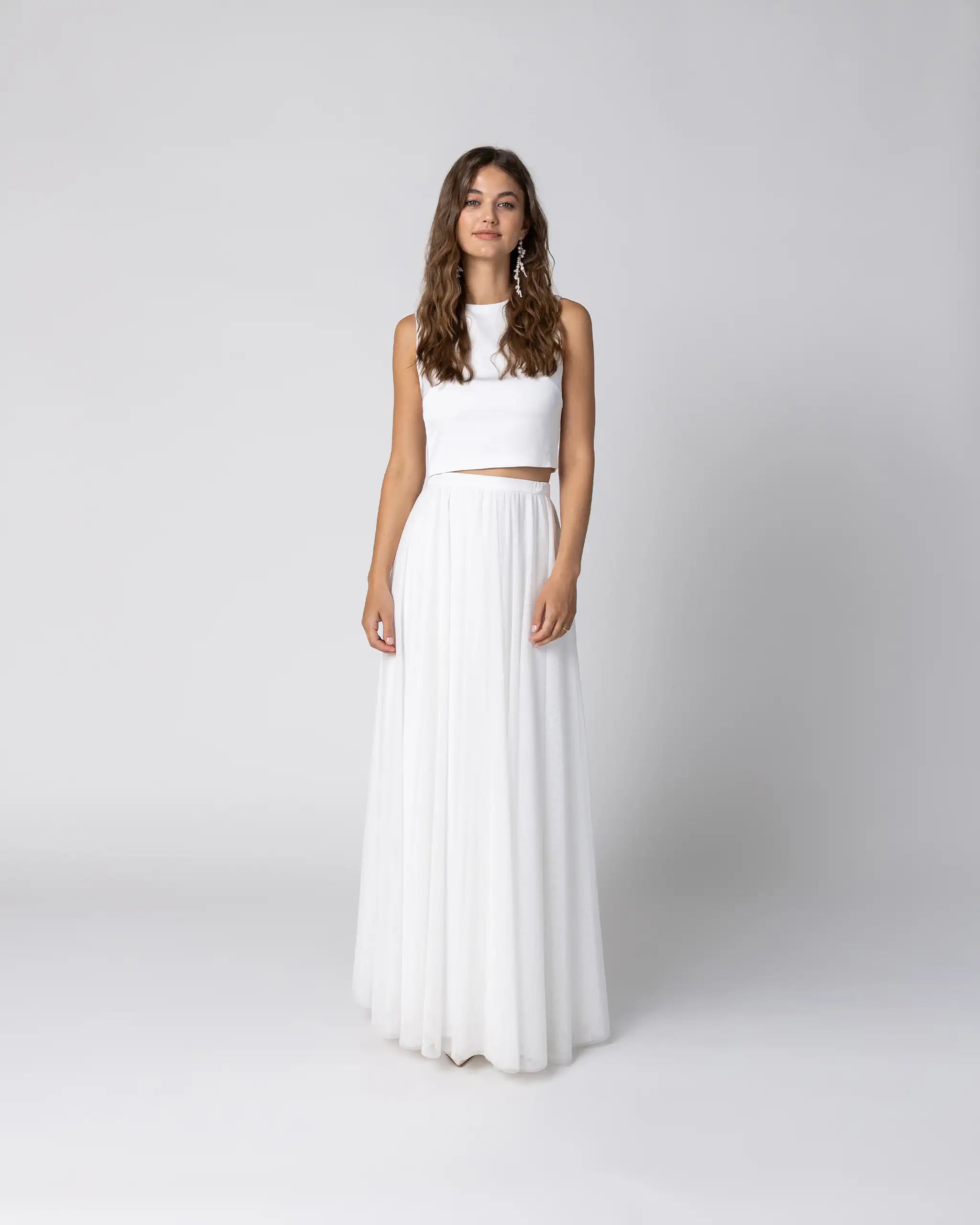 Schlichter Hochzeitskleid Zweiteiler mit bodenlangem Tüllrock und modernem Crop Top Ansicht vorne