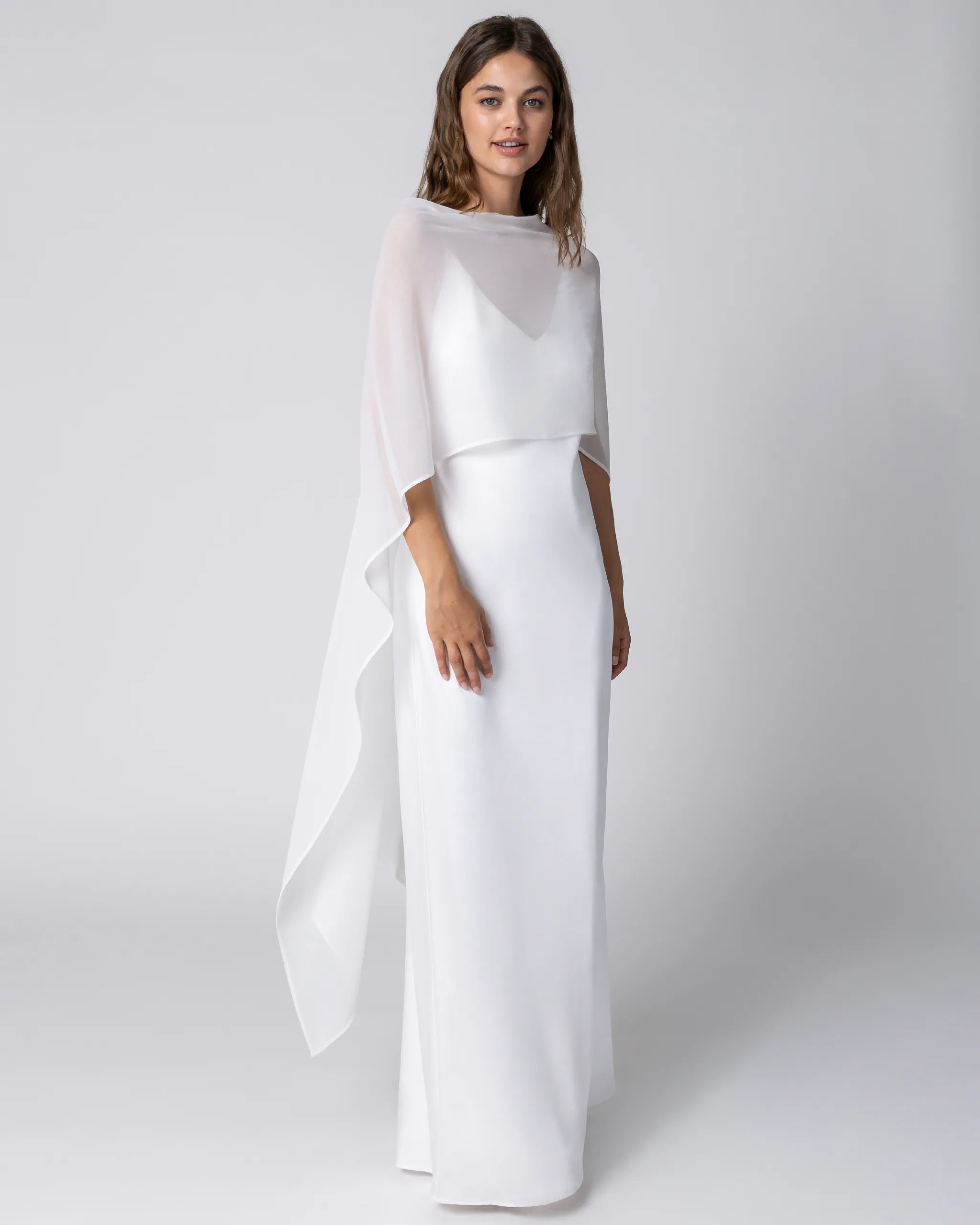 Schlichtes Standesamtkleid im Slip-Dress Stil mit Brautschal für moderne Bräute Ansicht vorne