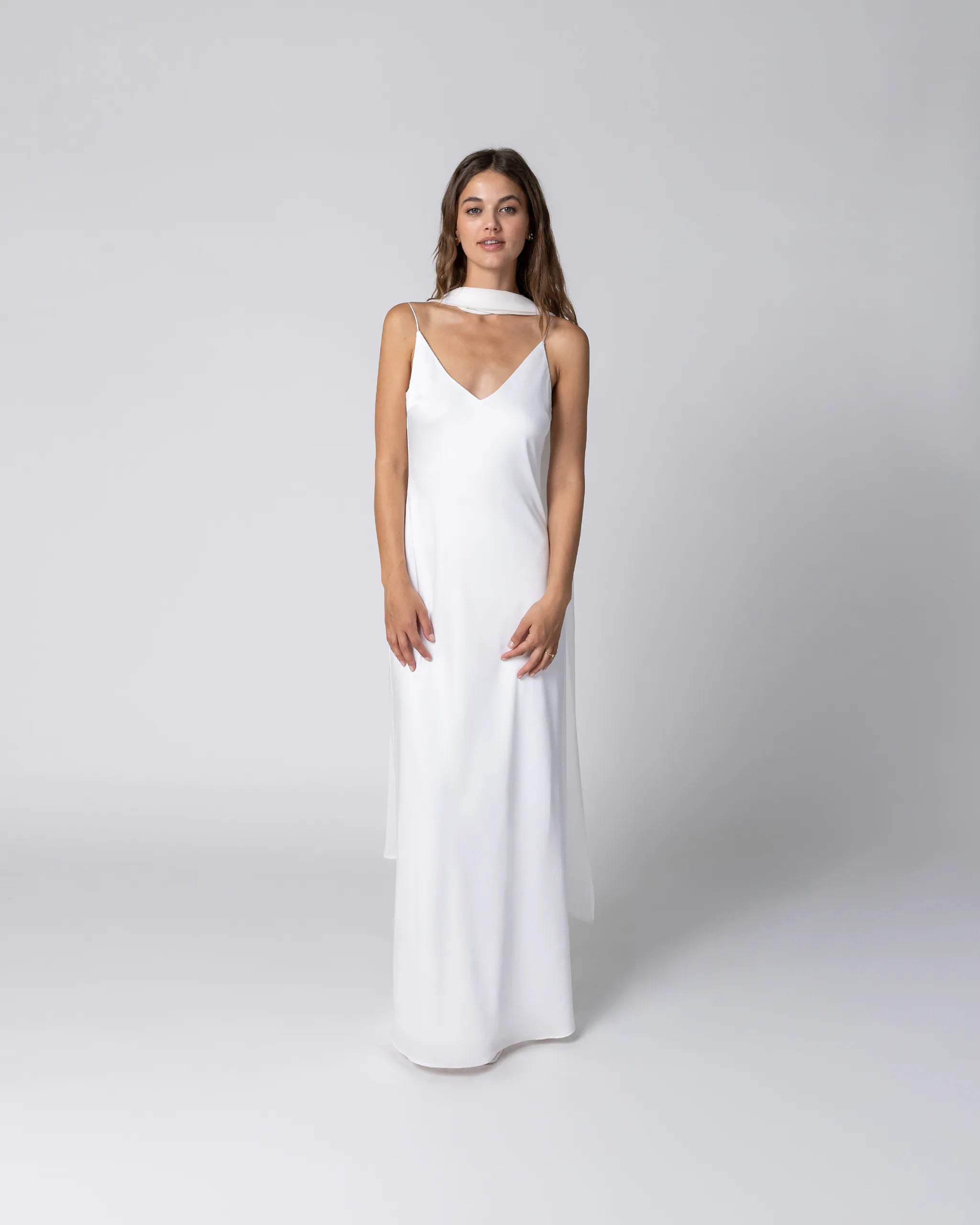 Schlichtes Standesamtkleid im Slip-Dress Stil mit Brautschal für moderne Bräute Ansicht vorne