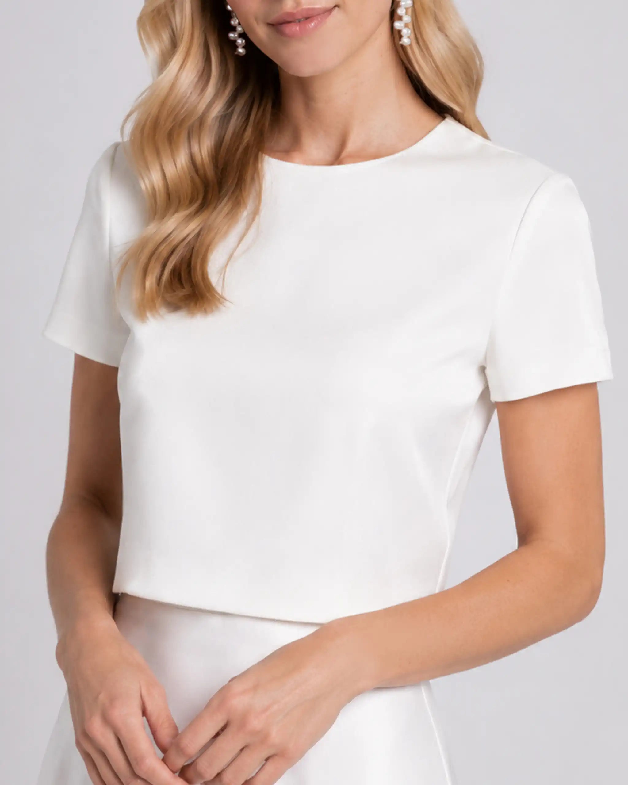 Moderner Standesamt Zweiteiler mit Satinrock & Crop Top Detailansicht Oberteil
