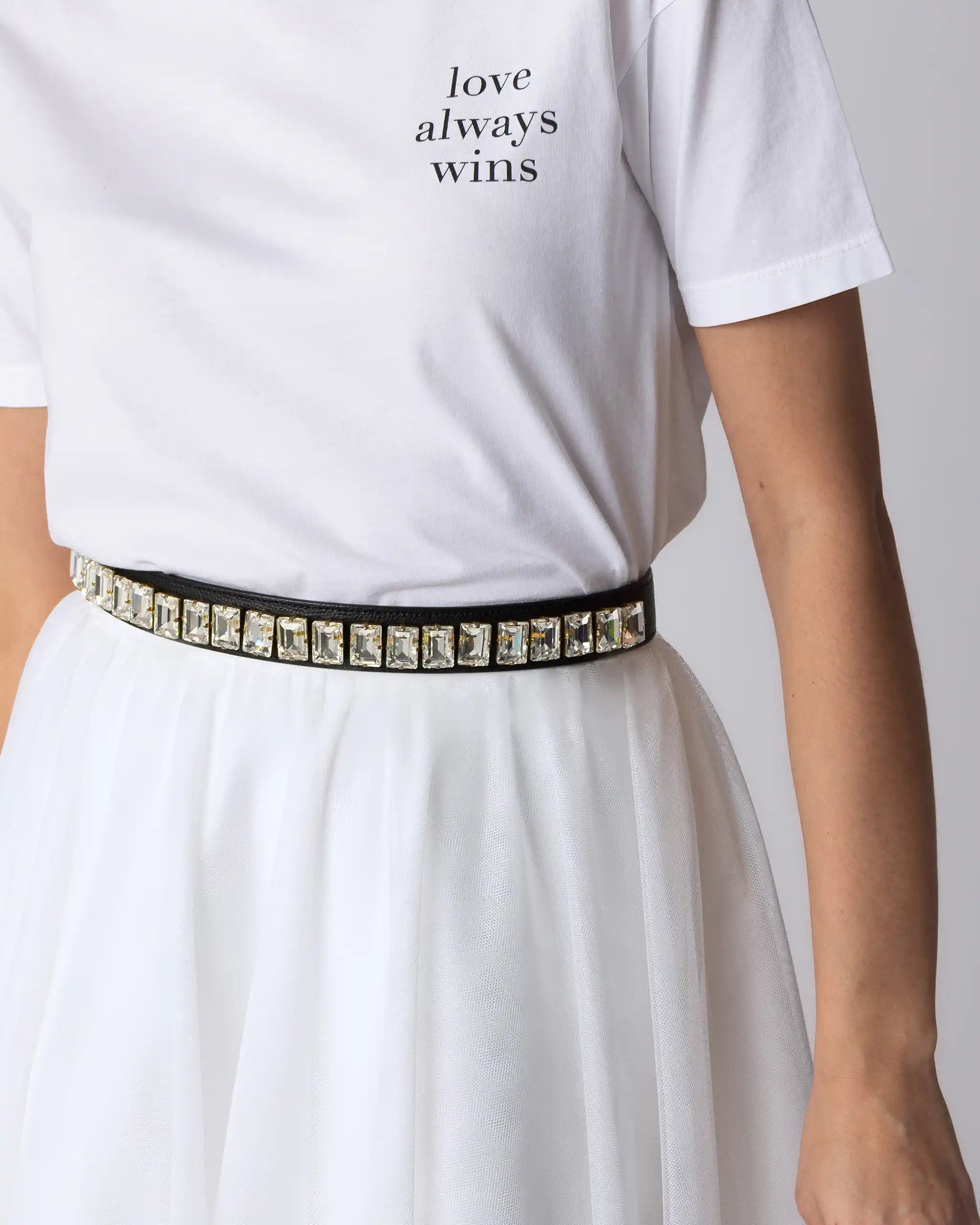 Schmaler Kristallgürtel Schwarz am Model