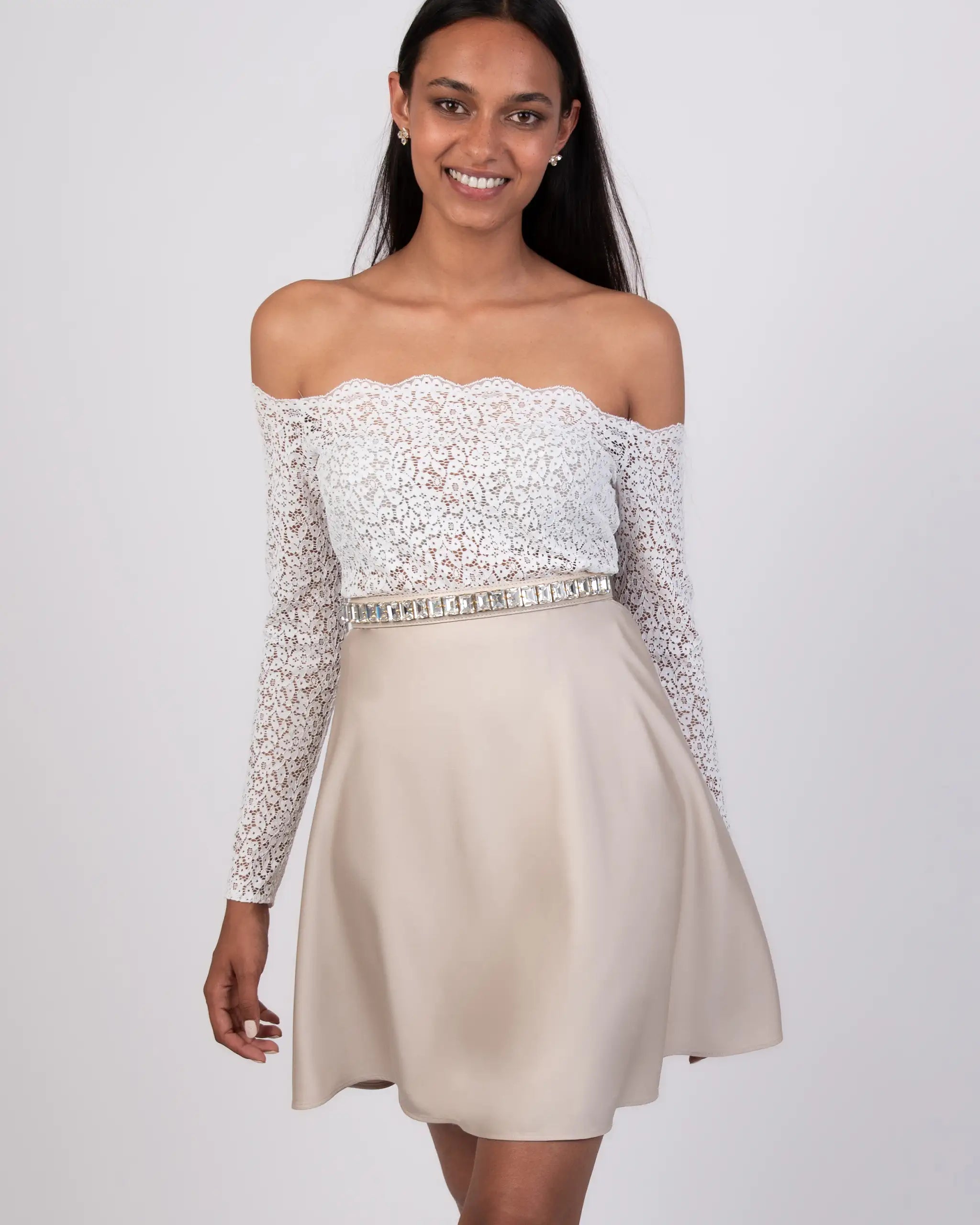 Schmaler Kristallgürtel Champagne am Model