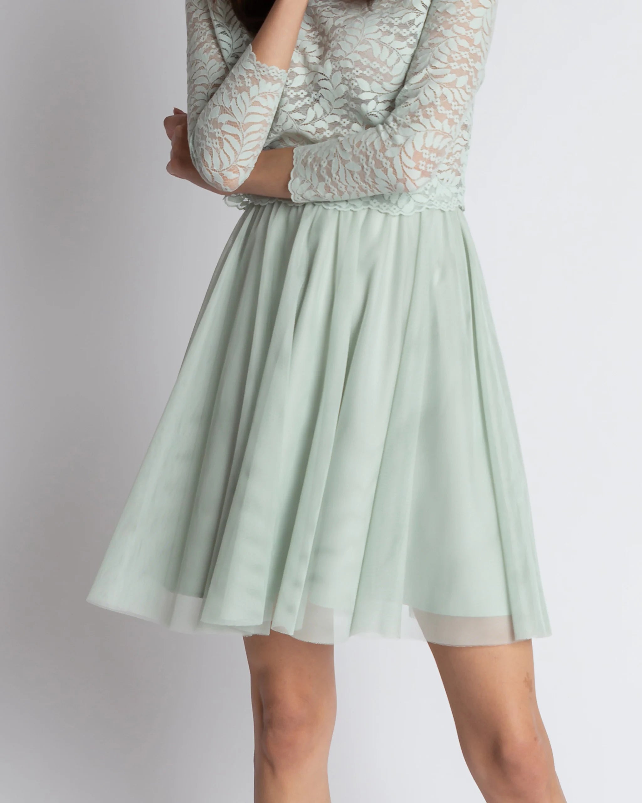 Kurzer Mini Tüllrock in salbeigrün Detailansicht
