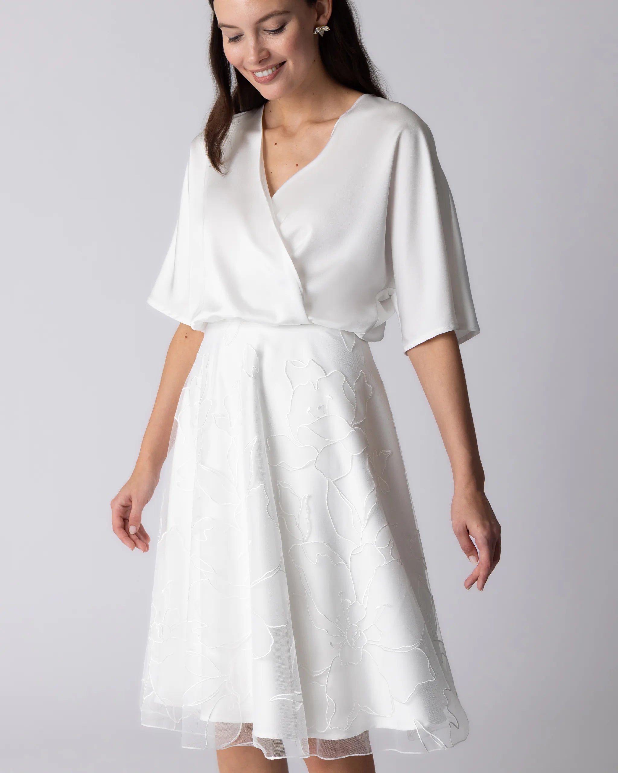 Knielanger Tüllrock mit Blumen bestickt Ansicht vorne