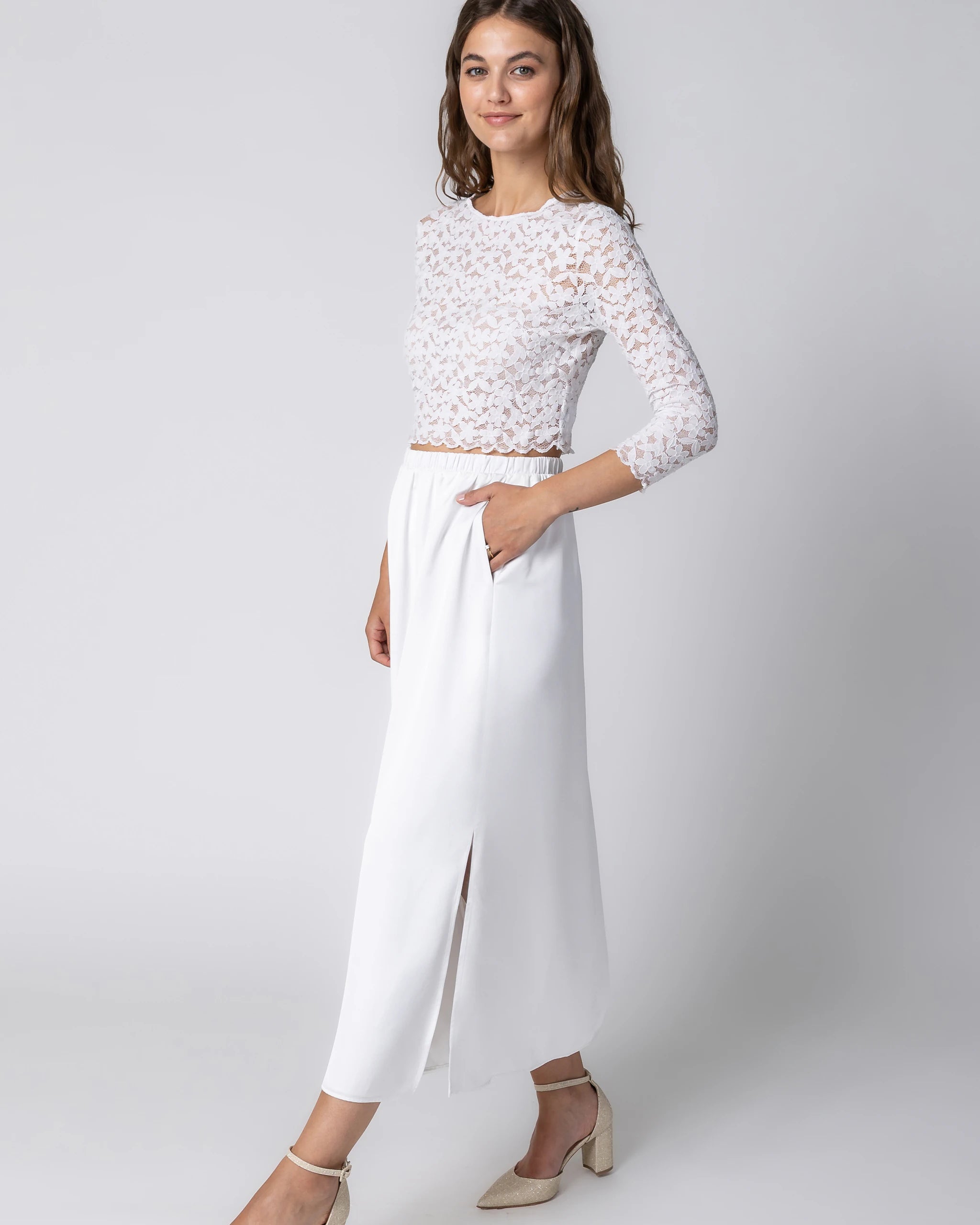 Braut in Standesamtkleid mit floralem Spitzen Crop Top und Midi Satinrock mit Taschen in Ivory Ansicht seitlich