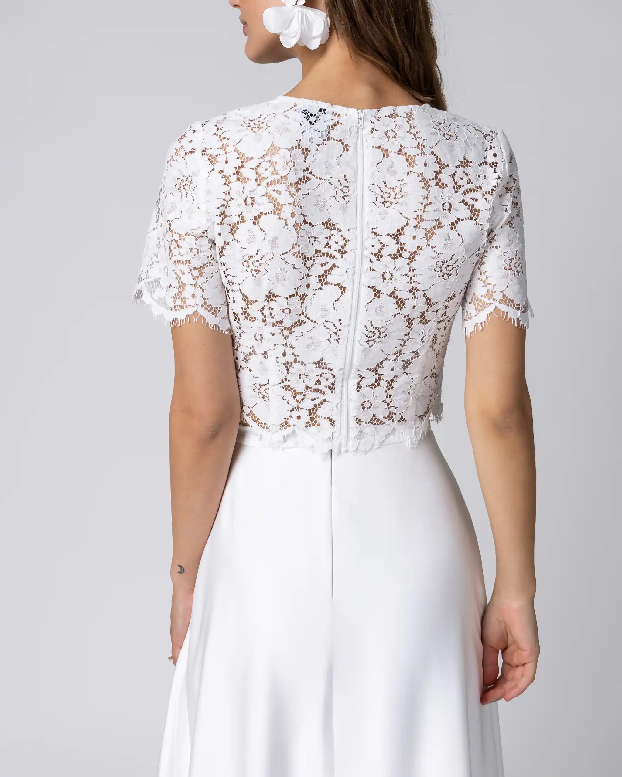 Braut in Standesamtkleid mit floralem Spitzenoberteil und fliessendem Midi Satinrock Detailansicht hinten