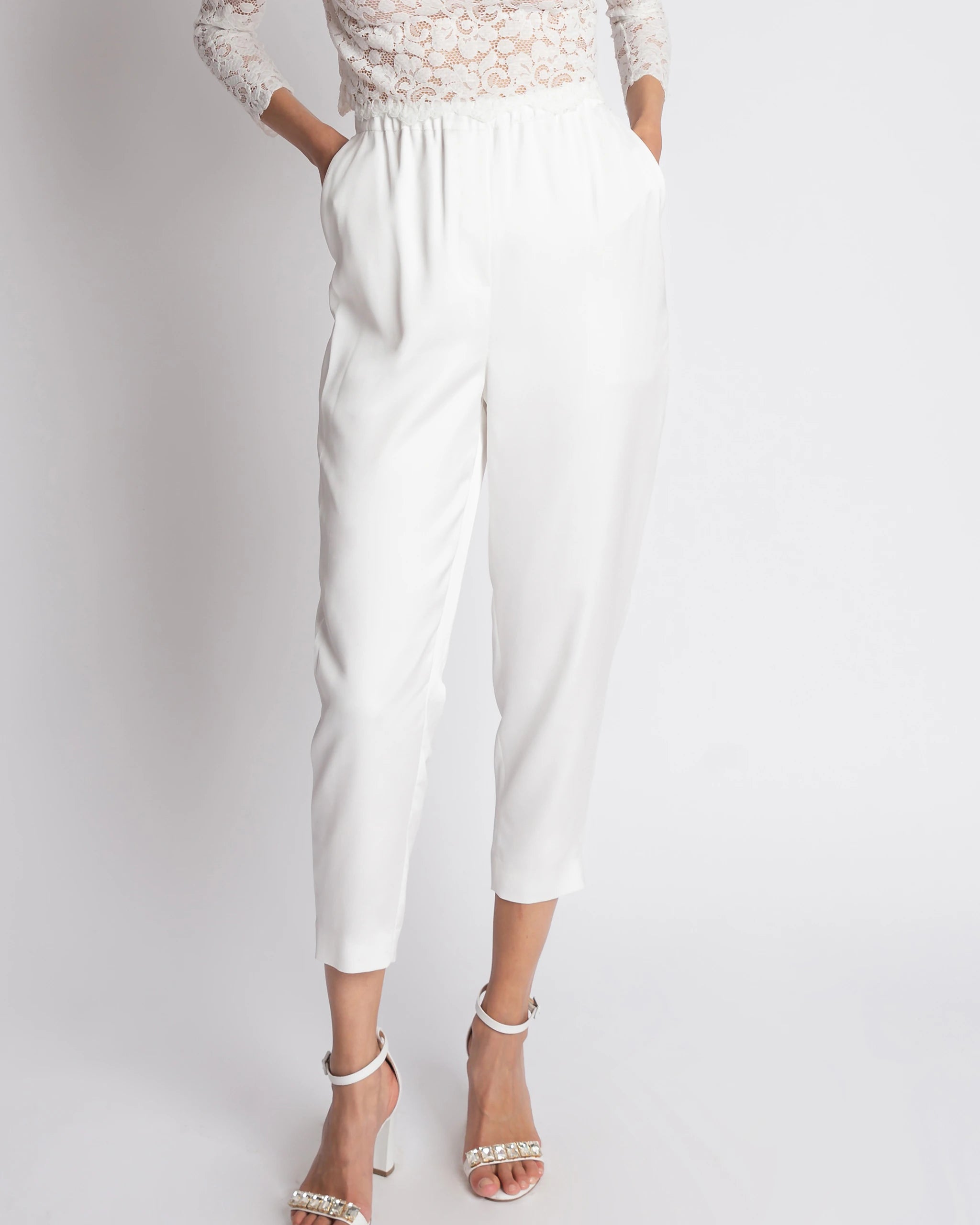 Schmal zulaufende Brauthose aus Satin ivory Detailansicht