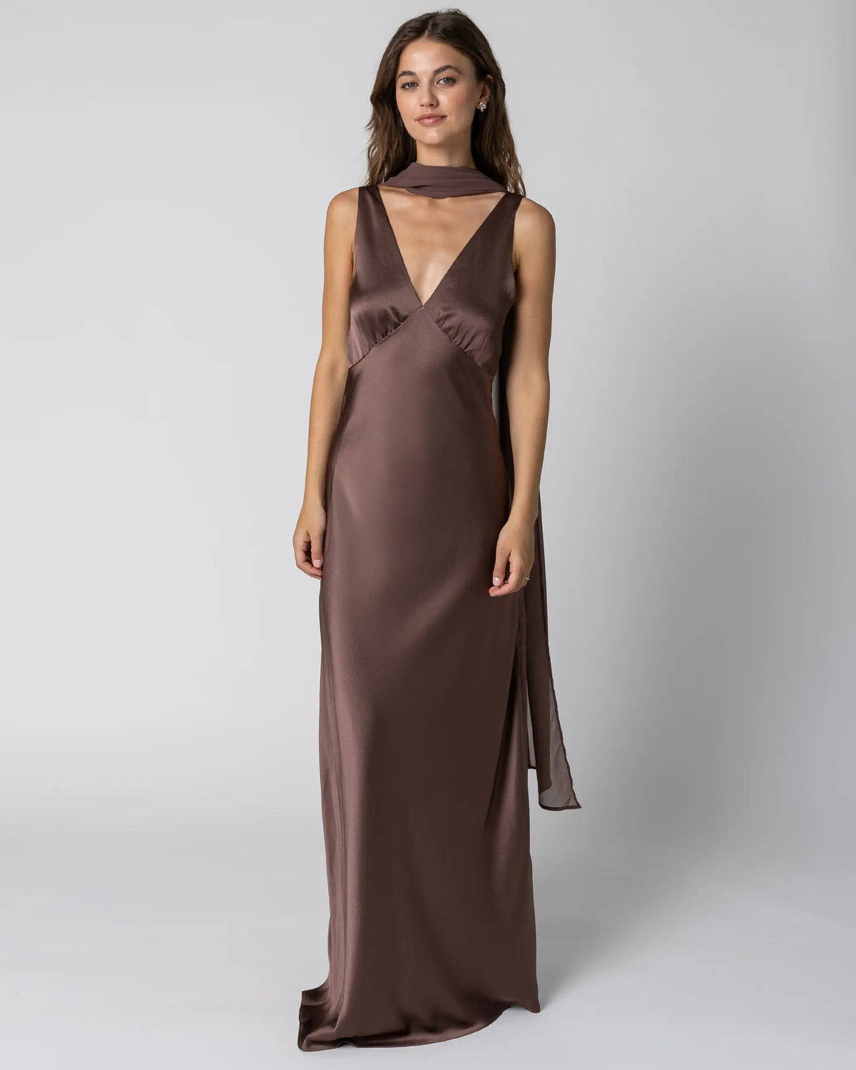 Aermelloses Abendkleid in braun mit V-Ausschnitt kombiniert mit Chiffon Schal - Ansicht vorne