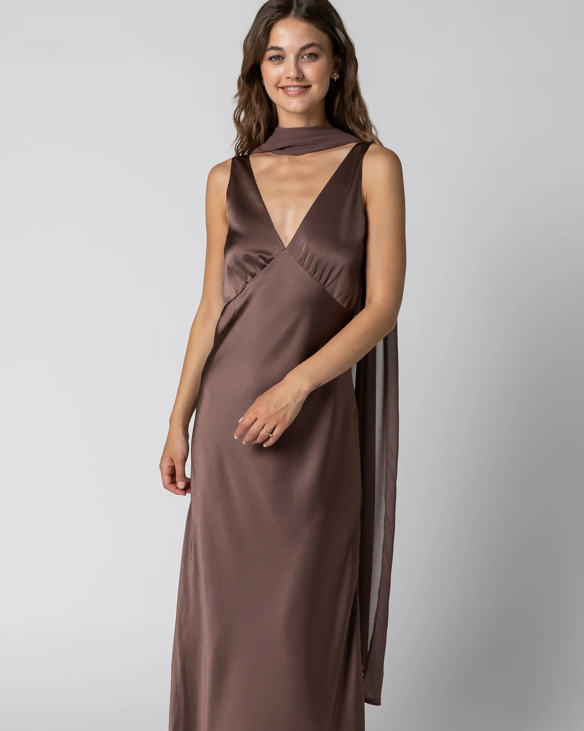 Aermelloses Abendkleid in braun mit V-Ausschnitt - Detailansicht vorne