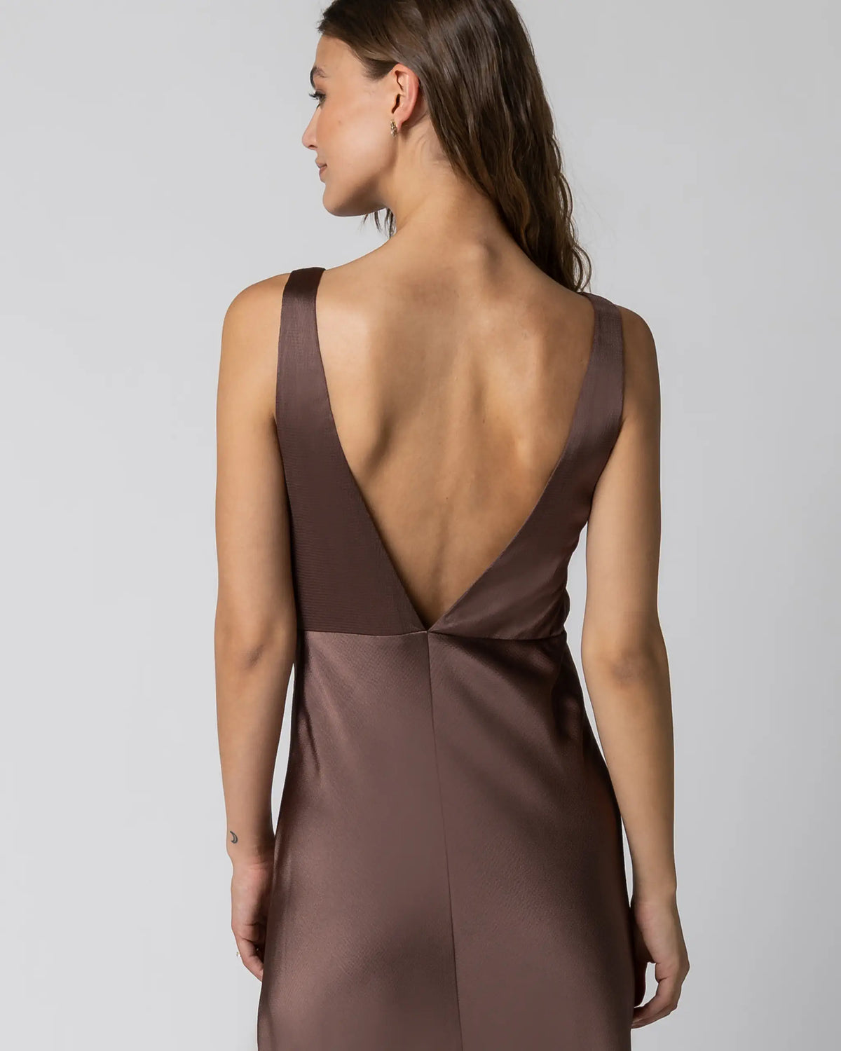 Aermelloses Abendkleid mit V- und Rueckenausschnitt - Detailansicht Ruecken
