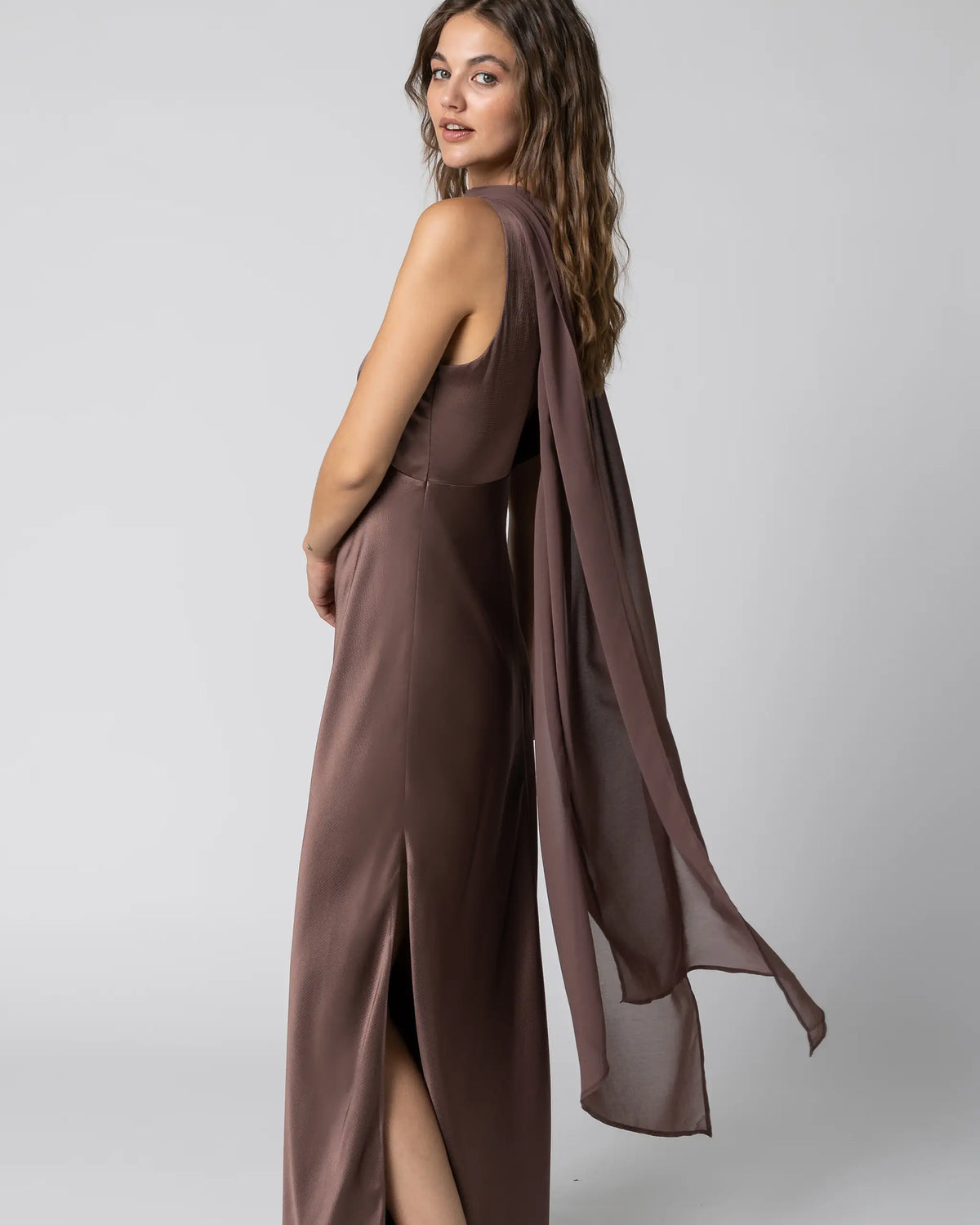 Aermelloses Abendkleid in braun mit seitlichem Schlitz kombiniert mit Chiffon Schal - Detailansicht seitlich