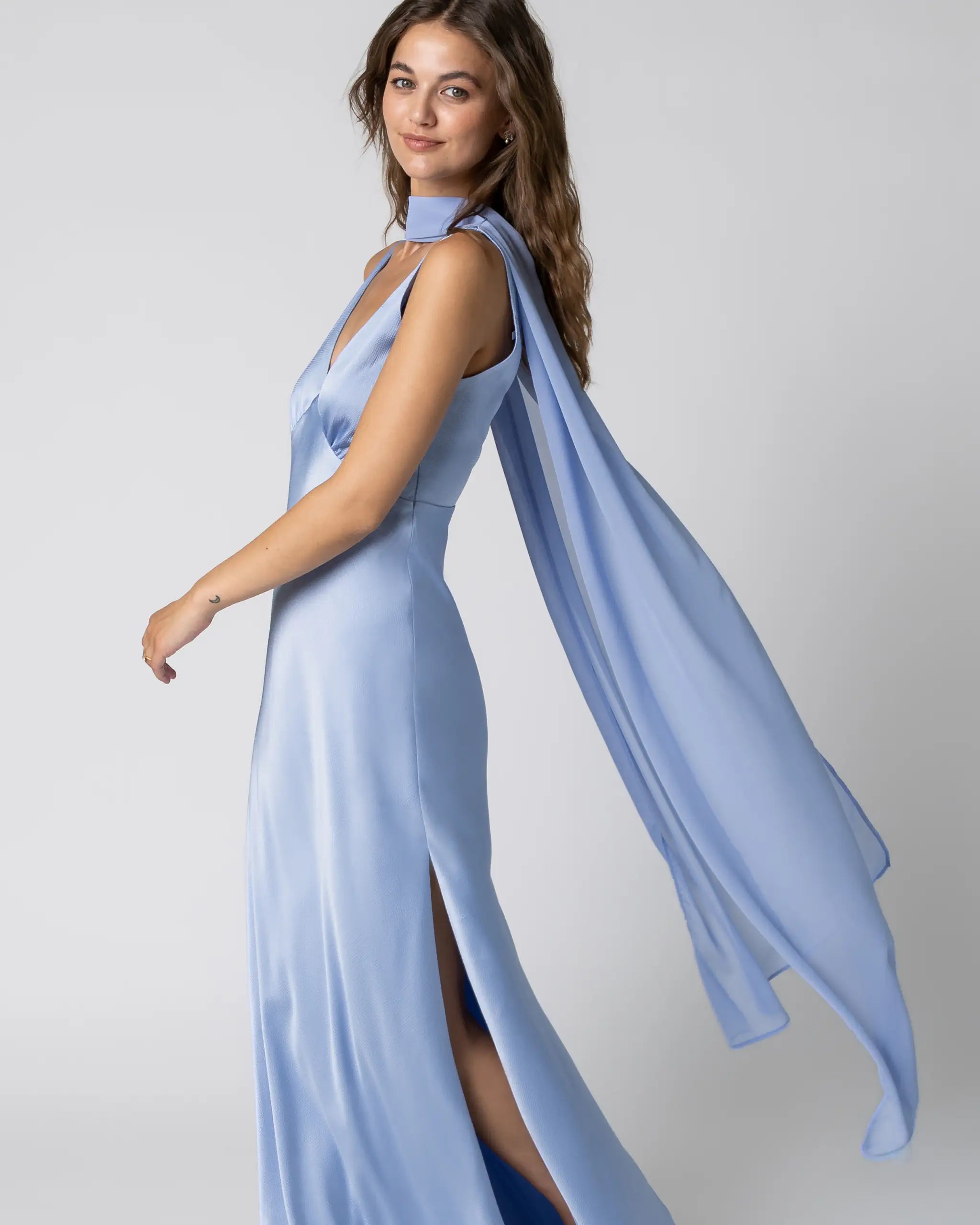 Aermelloses Abendkleid in hellblau kombiniert mit Chiffon Schal - Detailansicht seitlich