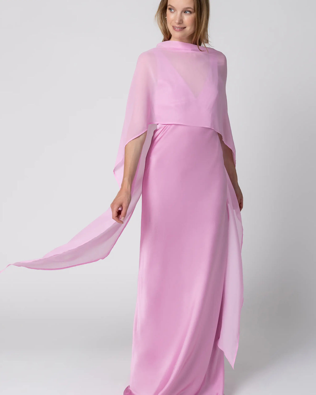 Aermelloses Abendkleid mit V-Ausschnitt in pink mit Chiffon Cape kombiniert - Detailansicht vorne