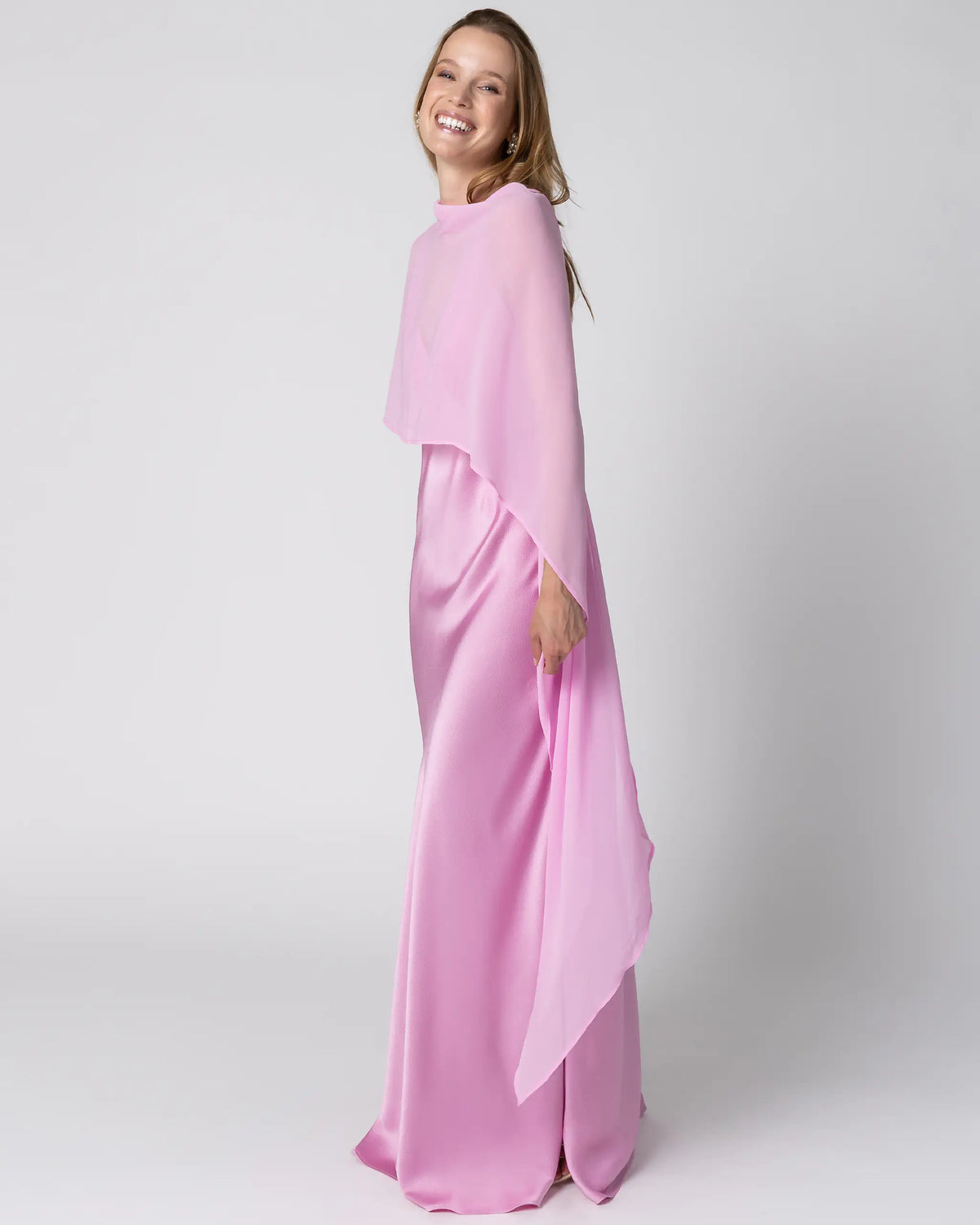 Aermelloses Abendkleid in Pink mit seitlichem Schlitz und Chiffon Cape kombiniert - Ansicht seitlich