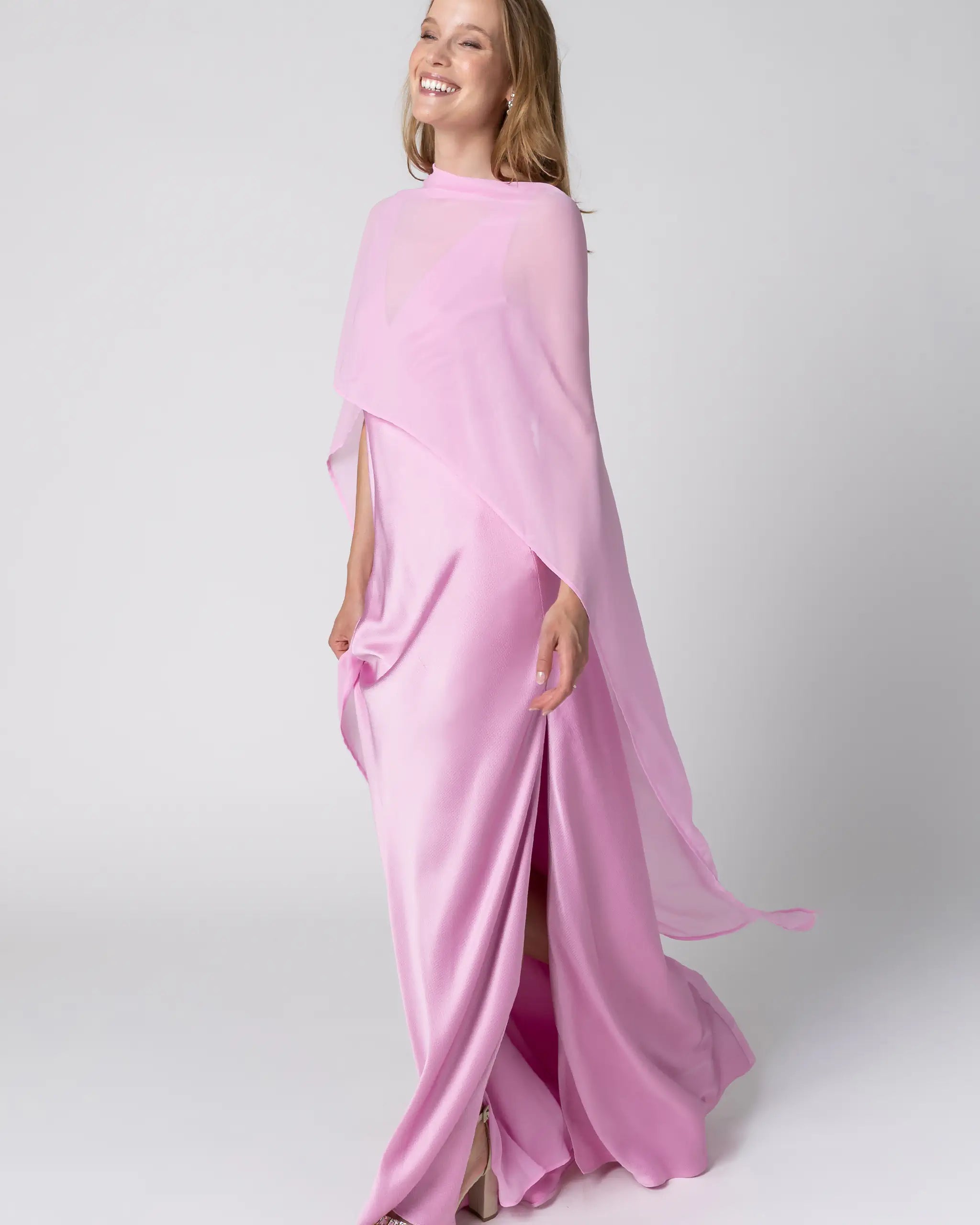 Aermelloses Abendkleid mit seitlichem Schlitz und Cape kombiniert - Ansicht seitlich