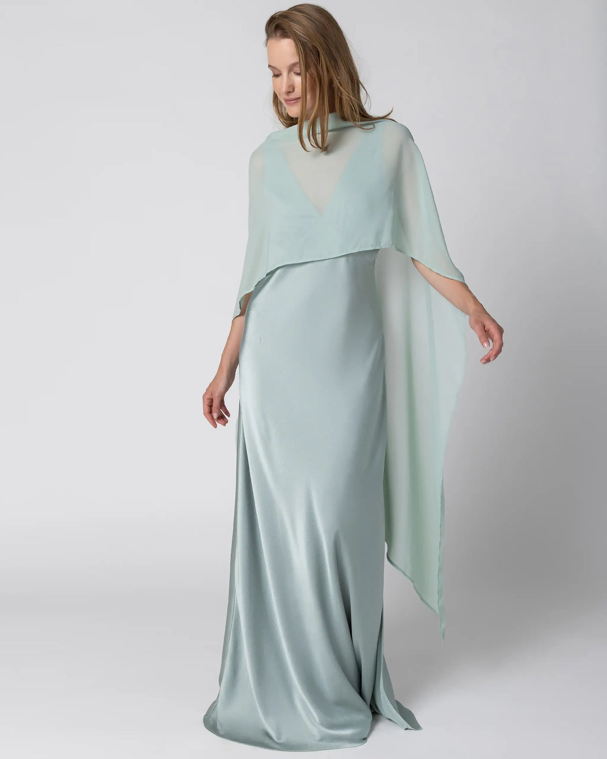 Aermelloses Satin Abendkleid in hellgruen mit Cape kombiniert - Ansicht vorne
