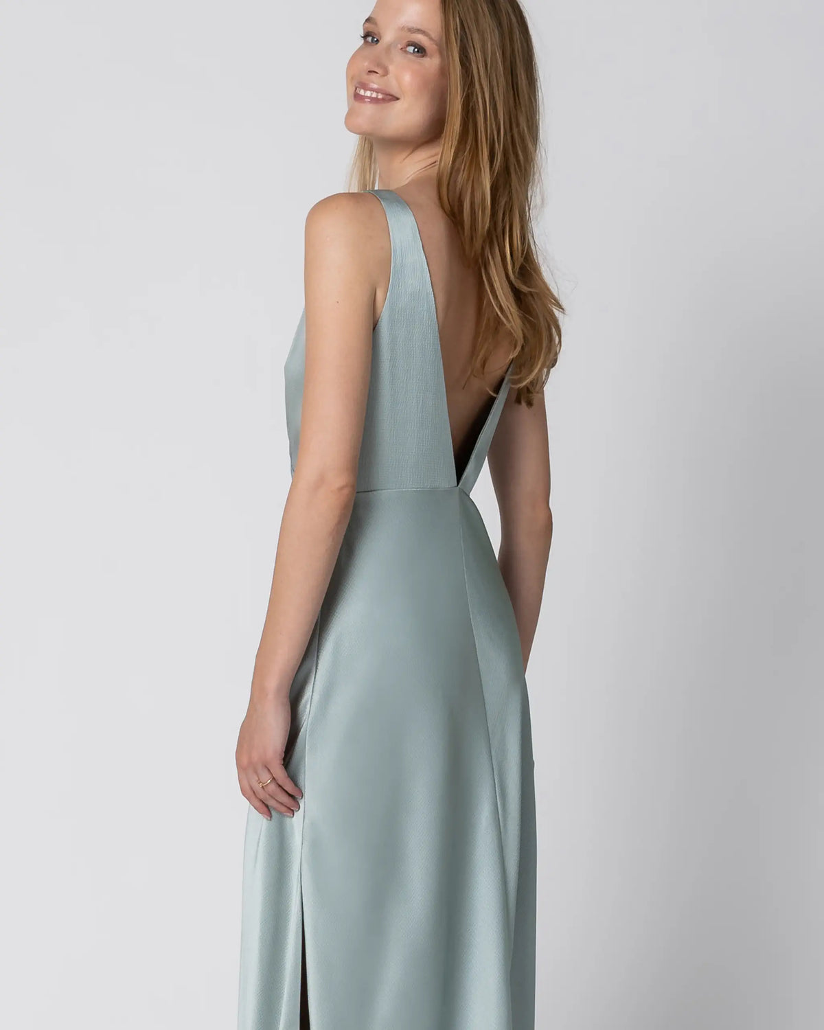 Aermelloses Abendkleid mit Rueckenausschnitt in hellgruen - Detailansicht hinten