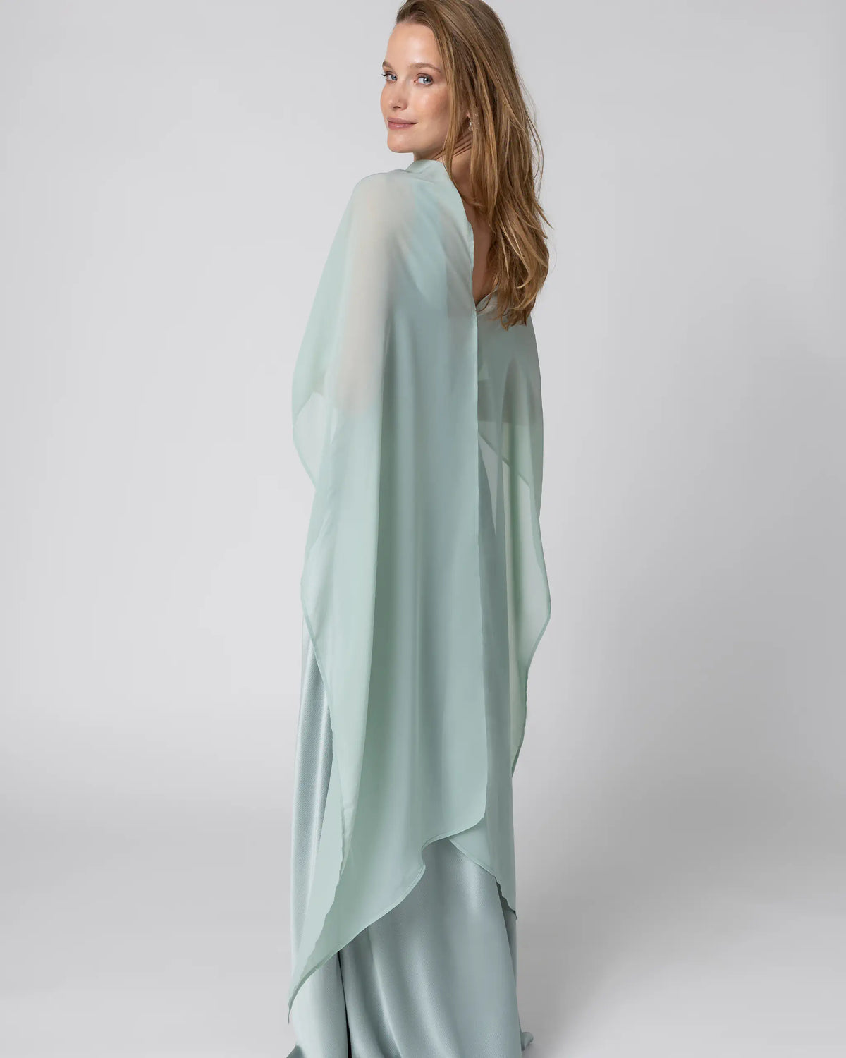 Aermelloses Abendkleid in Hellgruen kombiniert mit Chiffon Cape - Detailansicht hinten