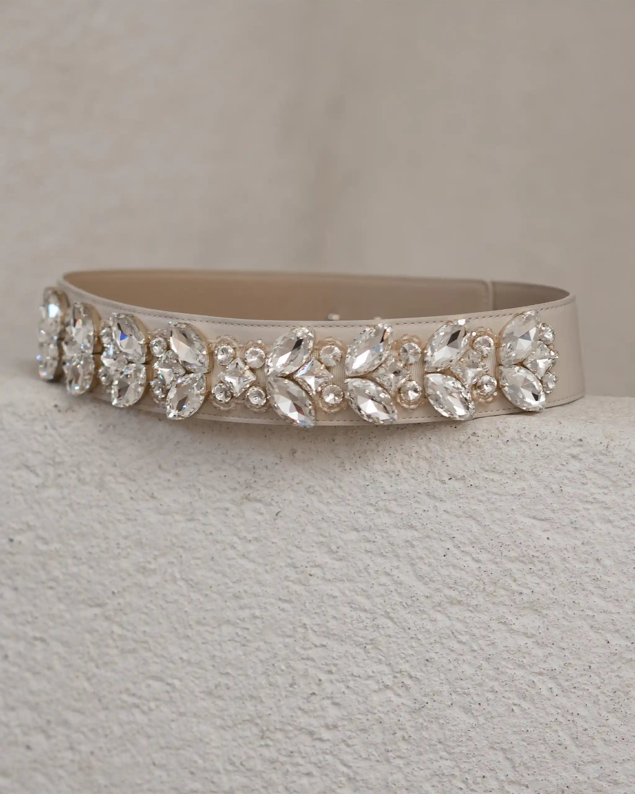 Breiter Kristallgürtel champagne Detailaufnahme