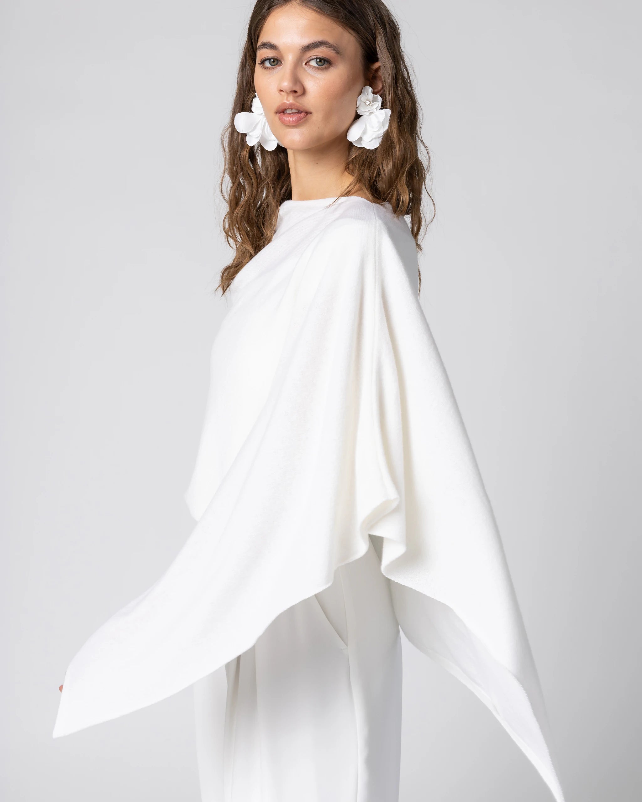 Braut in Winter Braut Hosenanzug mit weiter Marlene Hose und ivory Braut Poncho Detailansicht Poncho