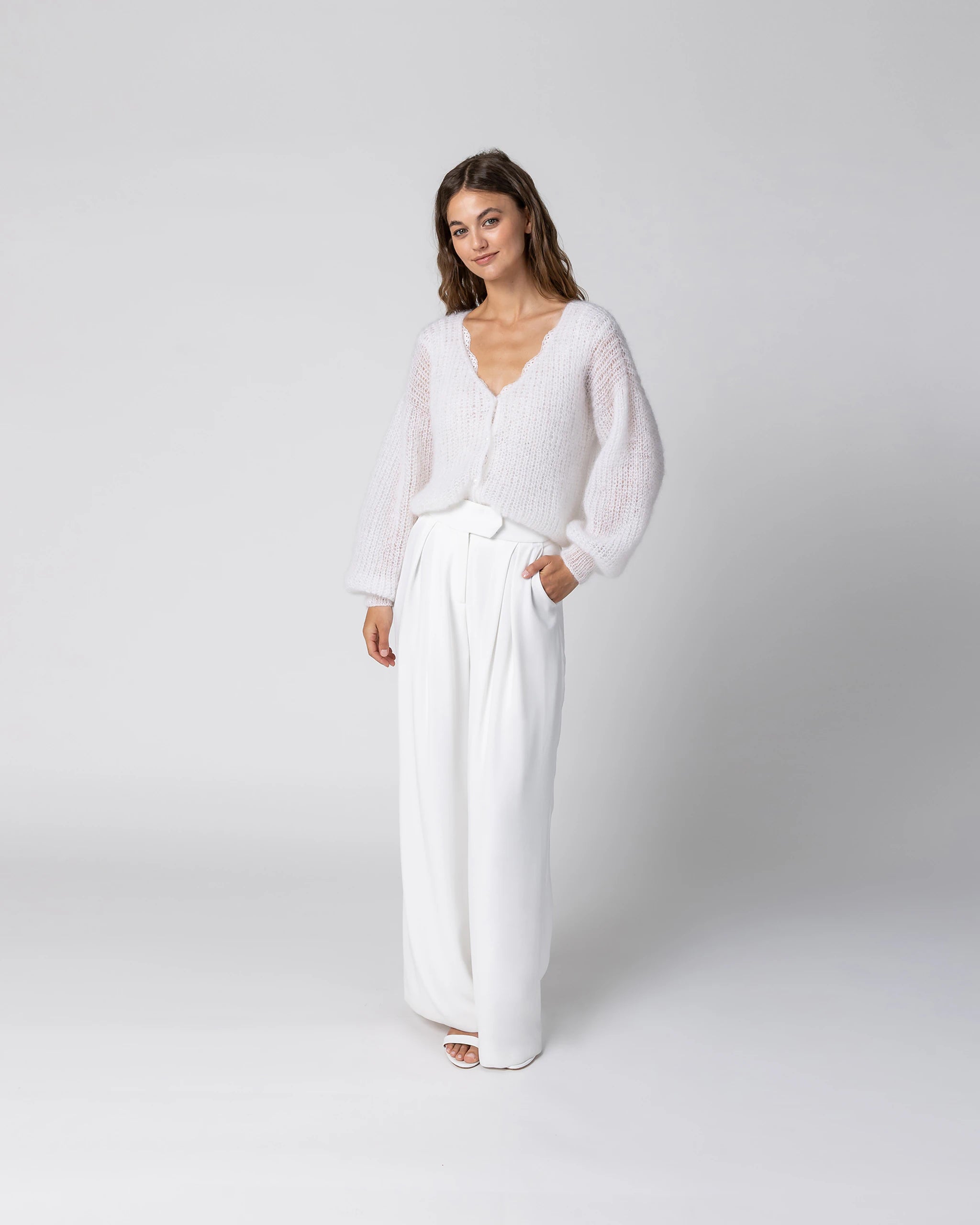 Braut in Winter Braut Jumpsuit mit Mohair Cardigan und weiter Marlene Hose in Ivory Ansicht vorne