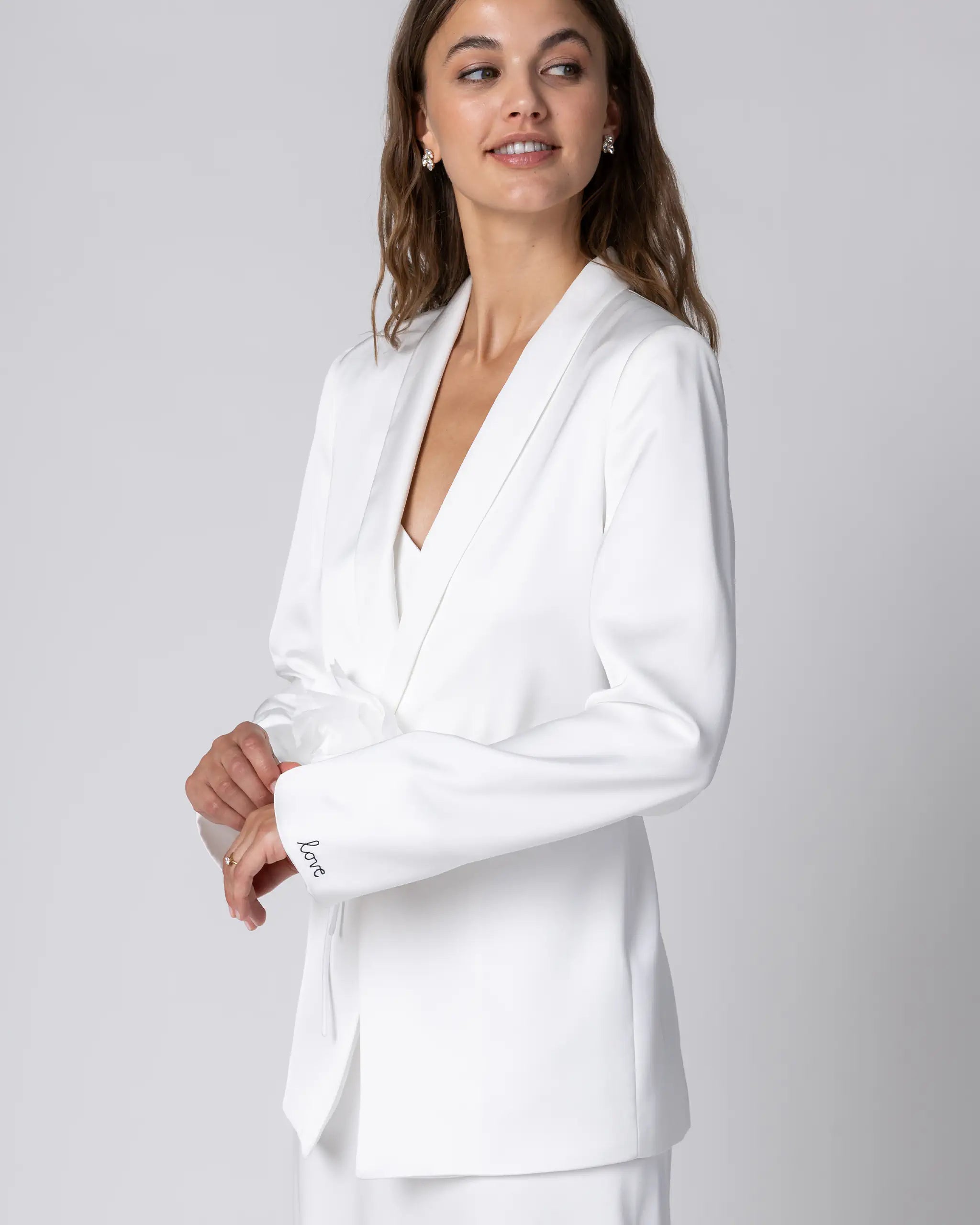 Schlichtes Hochzeitskleid mit Brautblazer und Stoffblume als Brautgürtel für Winterhochzeiten Detailansicht Blazer