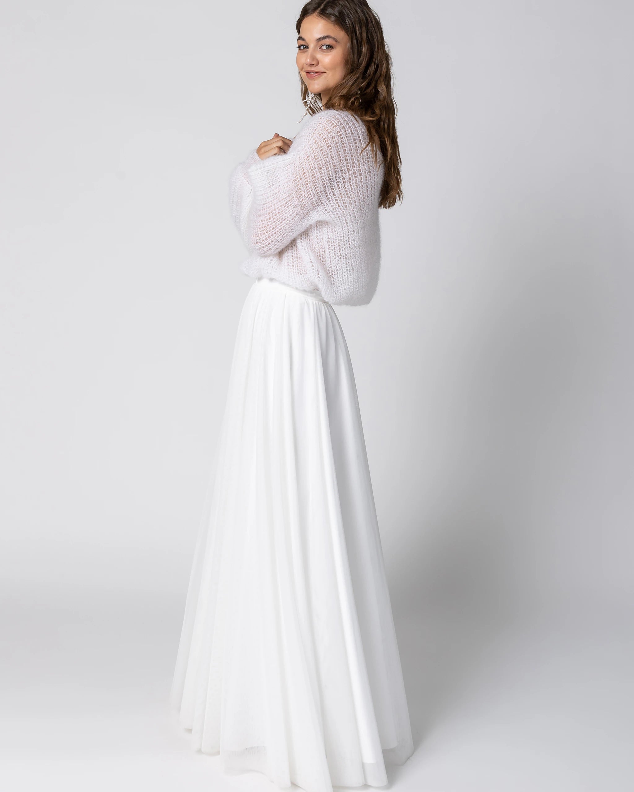 Braut in Winter Brautkleid mit Mohair Cardigan und fliessendem Tüllrock in Ivory Ansicht seitlich