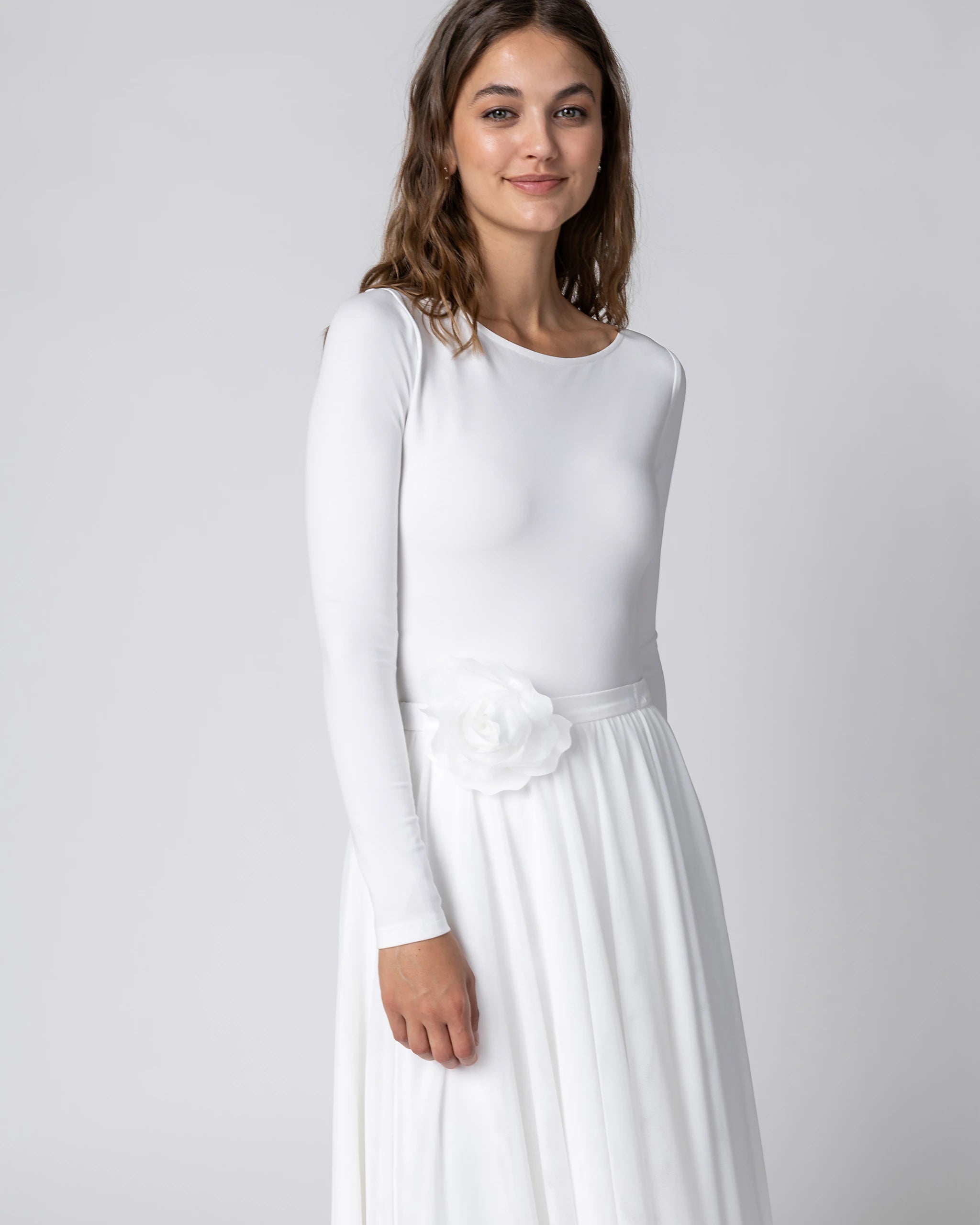 Braut in Winter Standesamtkleid Zweiteiler mit Langarm Body mit Bateau-Ausschnitt und knielangem Tüllrock in Ivory Ansicht Oberteil