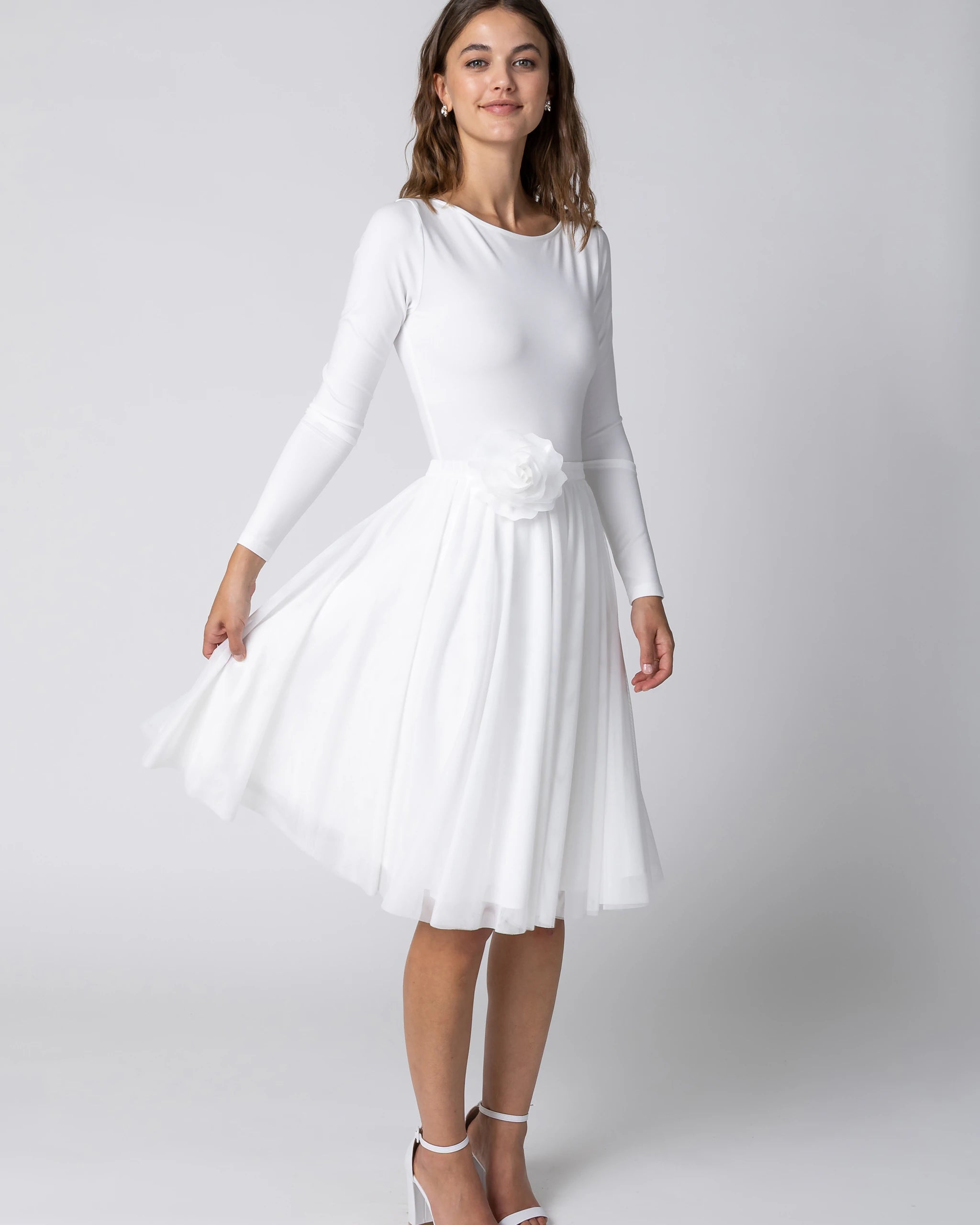 Braut in Winter Standesamtkleid Zweiteiler mit Langarm Body mit Bateau-Ausschnitt und knielangem Tüllrock in Ivory