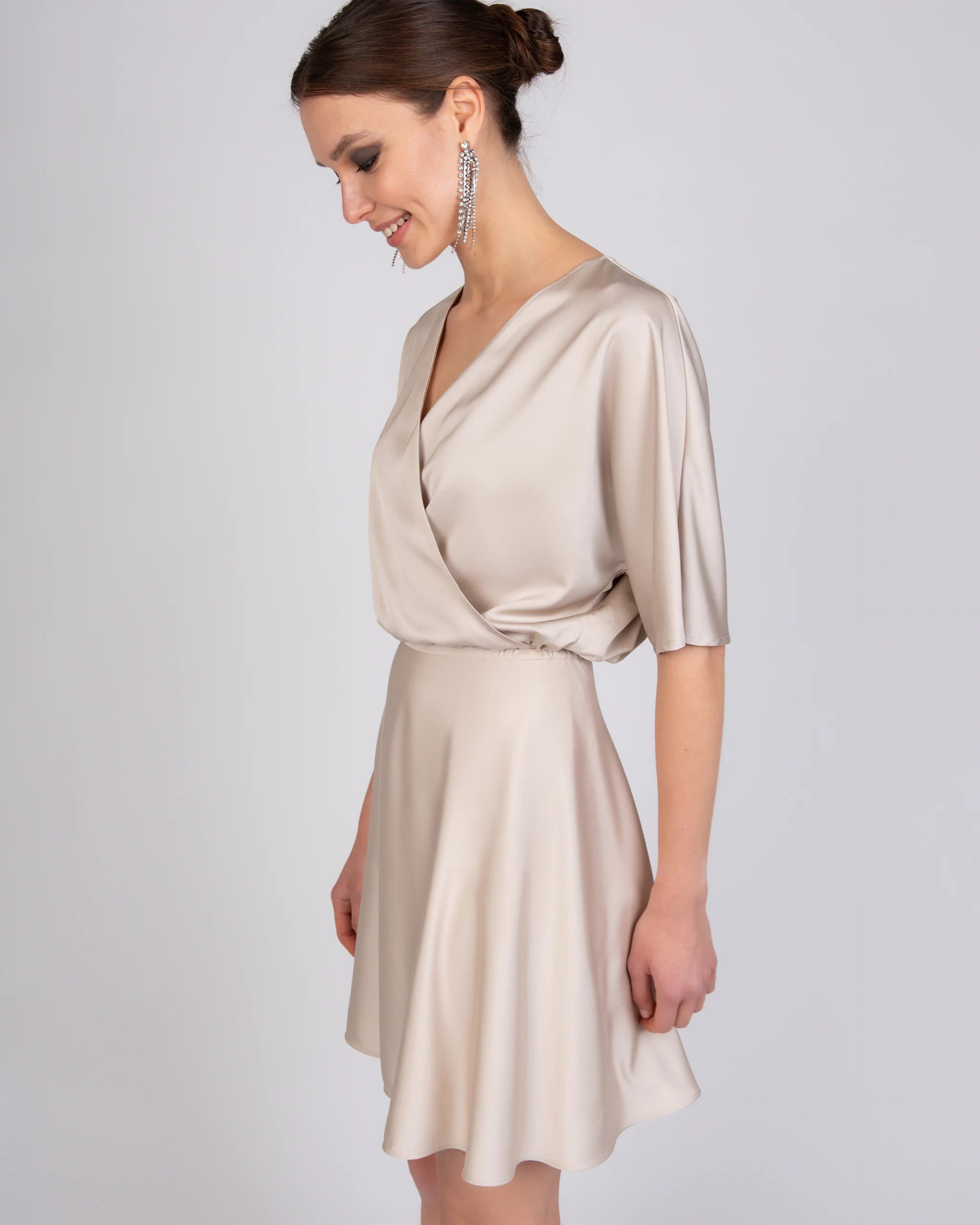 Kurzer Mini Satinrock in champagne Ansicht seitlich