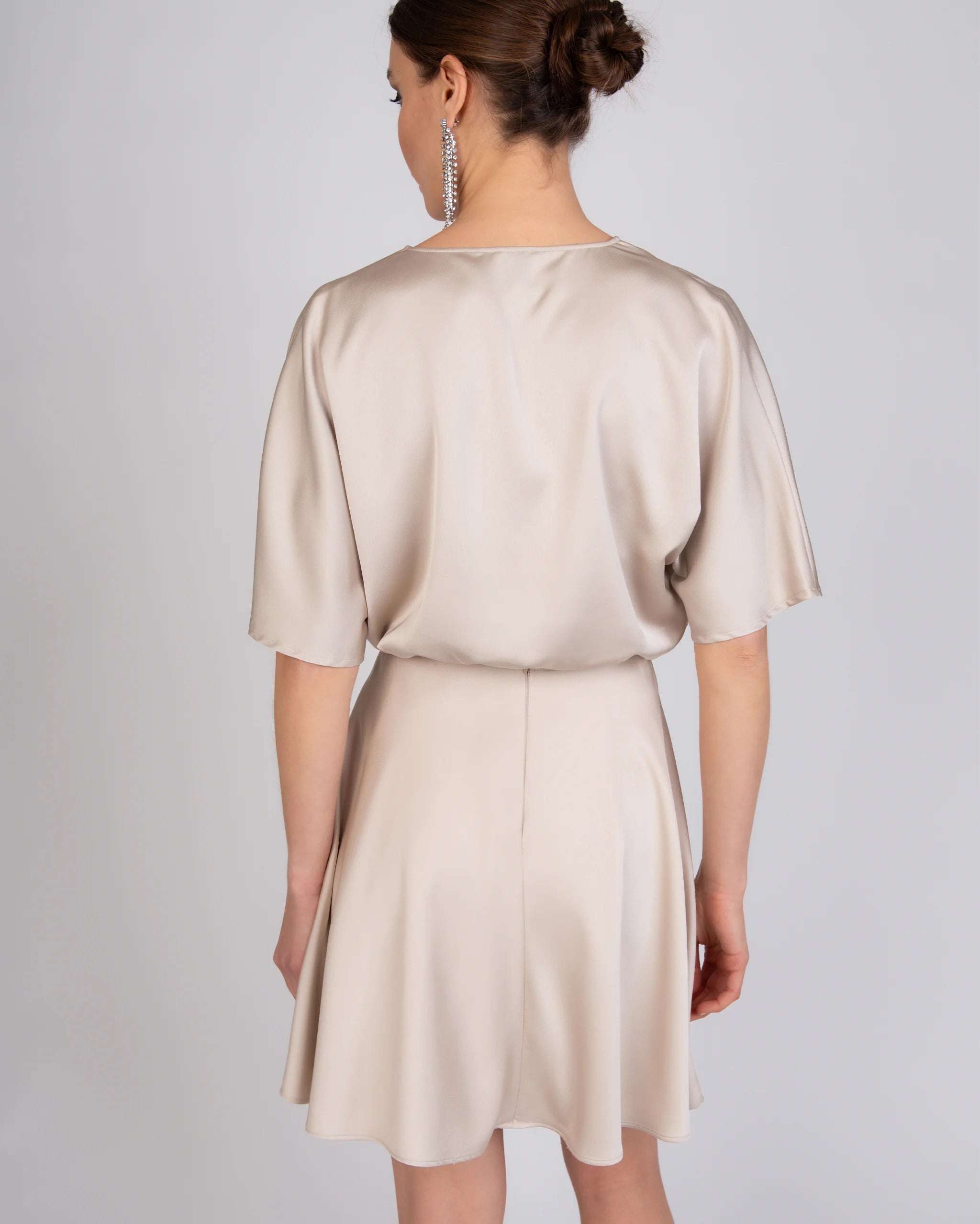 Kurzer Mini Satinrock in champagne Ansicht hinten