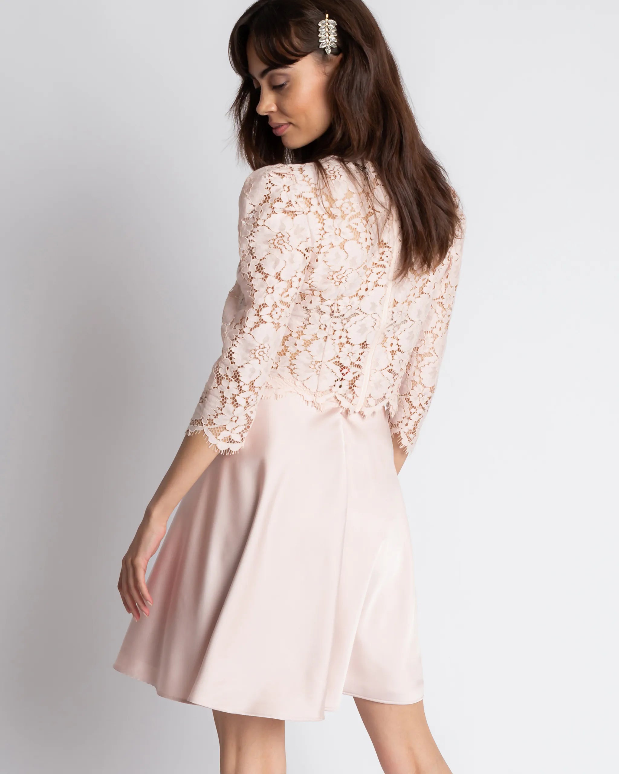 Kurzer Mini Satinrock in rosa Ansicht hinten