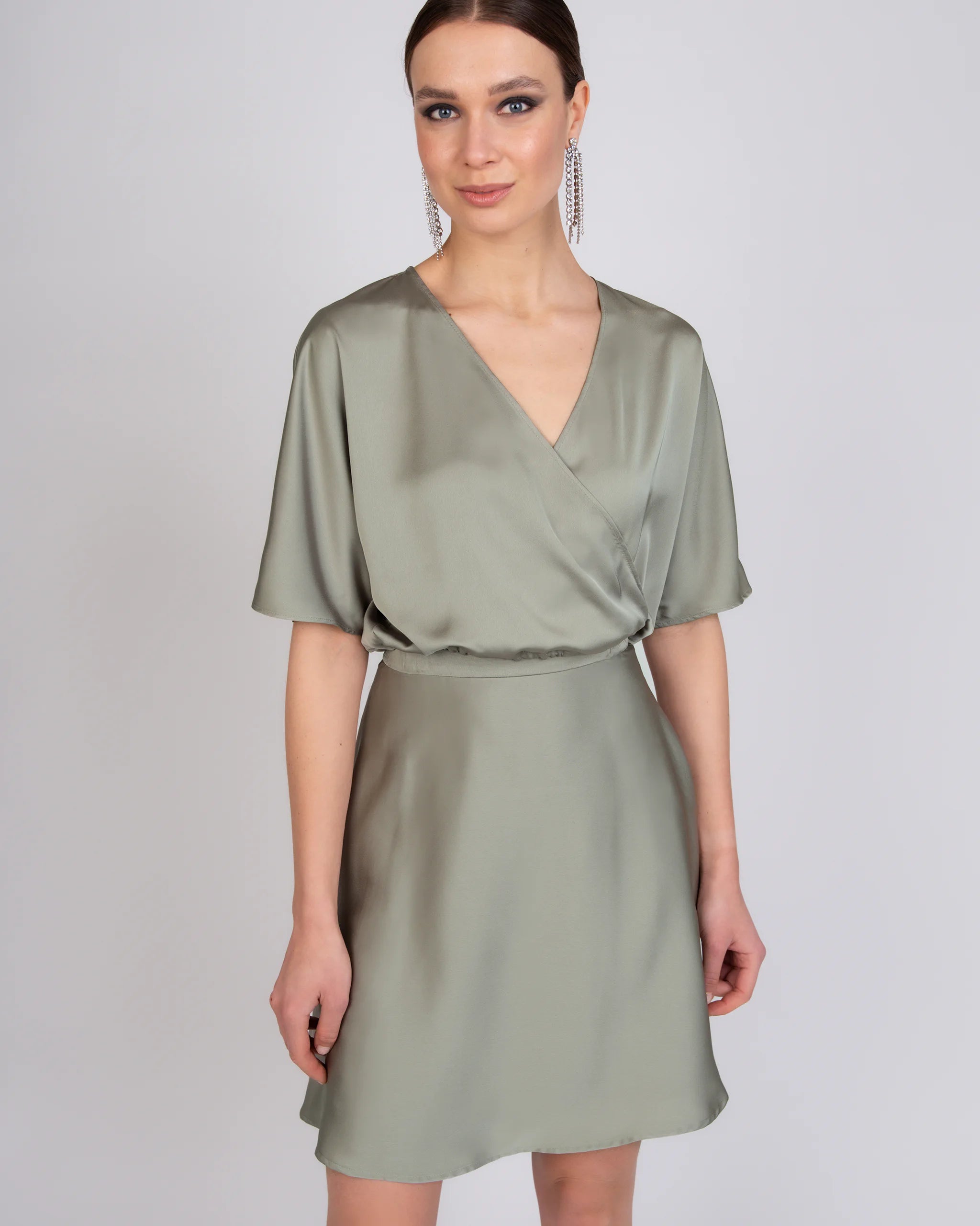 Kurzer Mini Satinrock in olivgrün Ansicht vorne